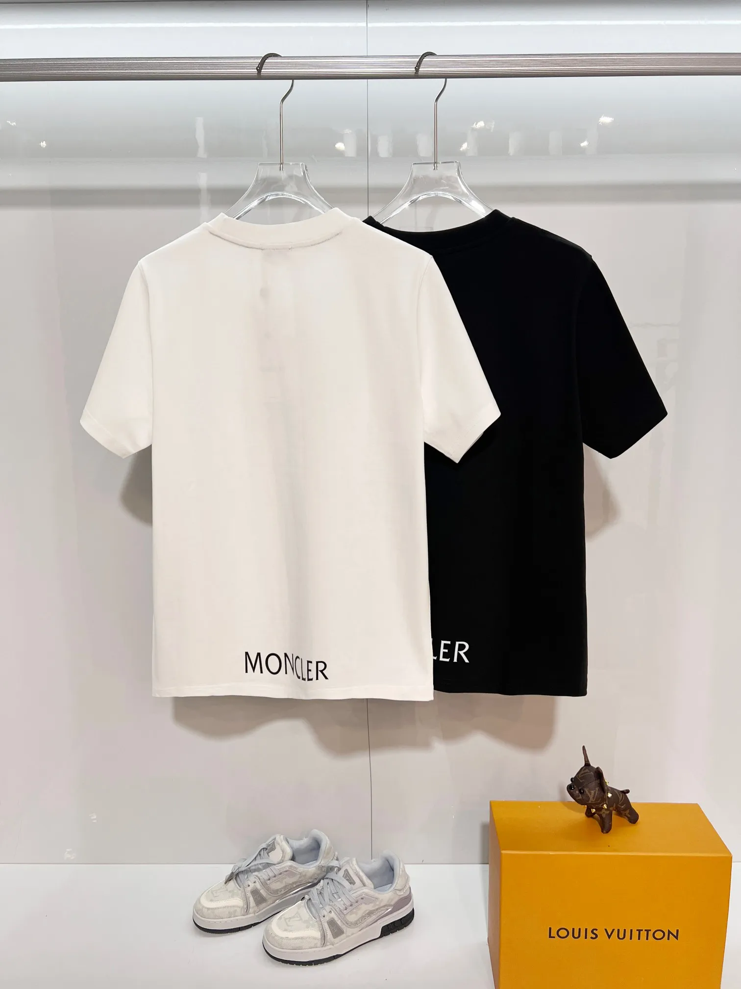 P150 MONCLER/Muzzled 300g pure cotton round neck short-sleeved T-shirt Brand classic Badge letter LOGO embossed process 2025ss official synchronization High version High quality Fashionable personality Versatile trend Pure original quality Original fabric Hang tag Collar label Washed wheat Complete three standards Color: Black. White. Size: S M L XL XXL