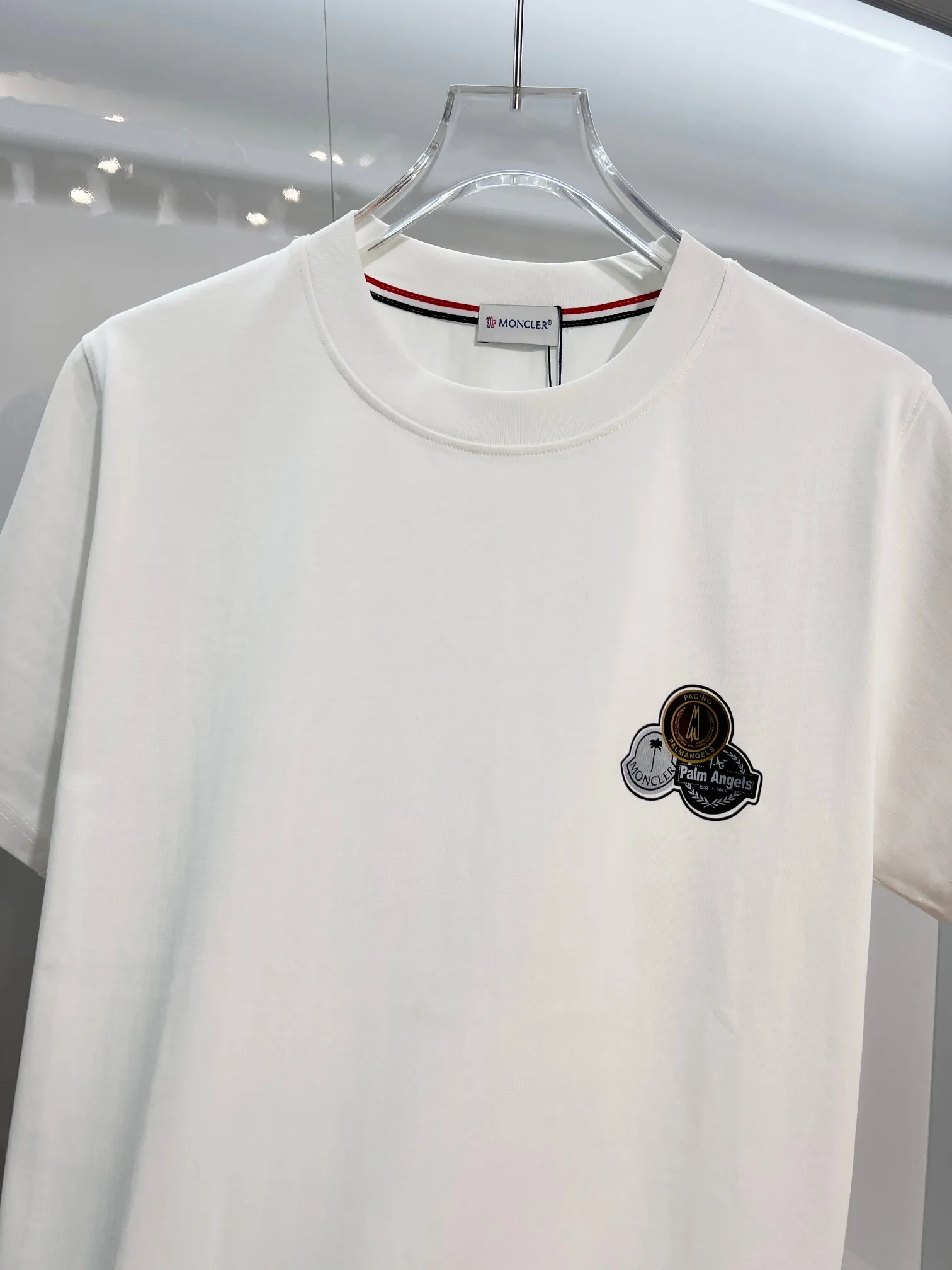P150 MONCLER/Muzzled 300g pure cotton round neck short-sleeved T-shirt Brand classic Badge letter LOGO embossed process 2025ss official synchronization High version High quality Fashionable personality Versatile trend Pure original quality Original fabric Hang tag Collar label Washed wheat Complete three standards Color: Black. White. Size: S M L XL XXL