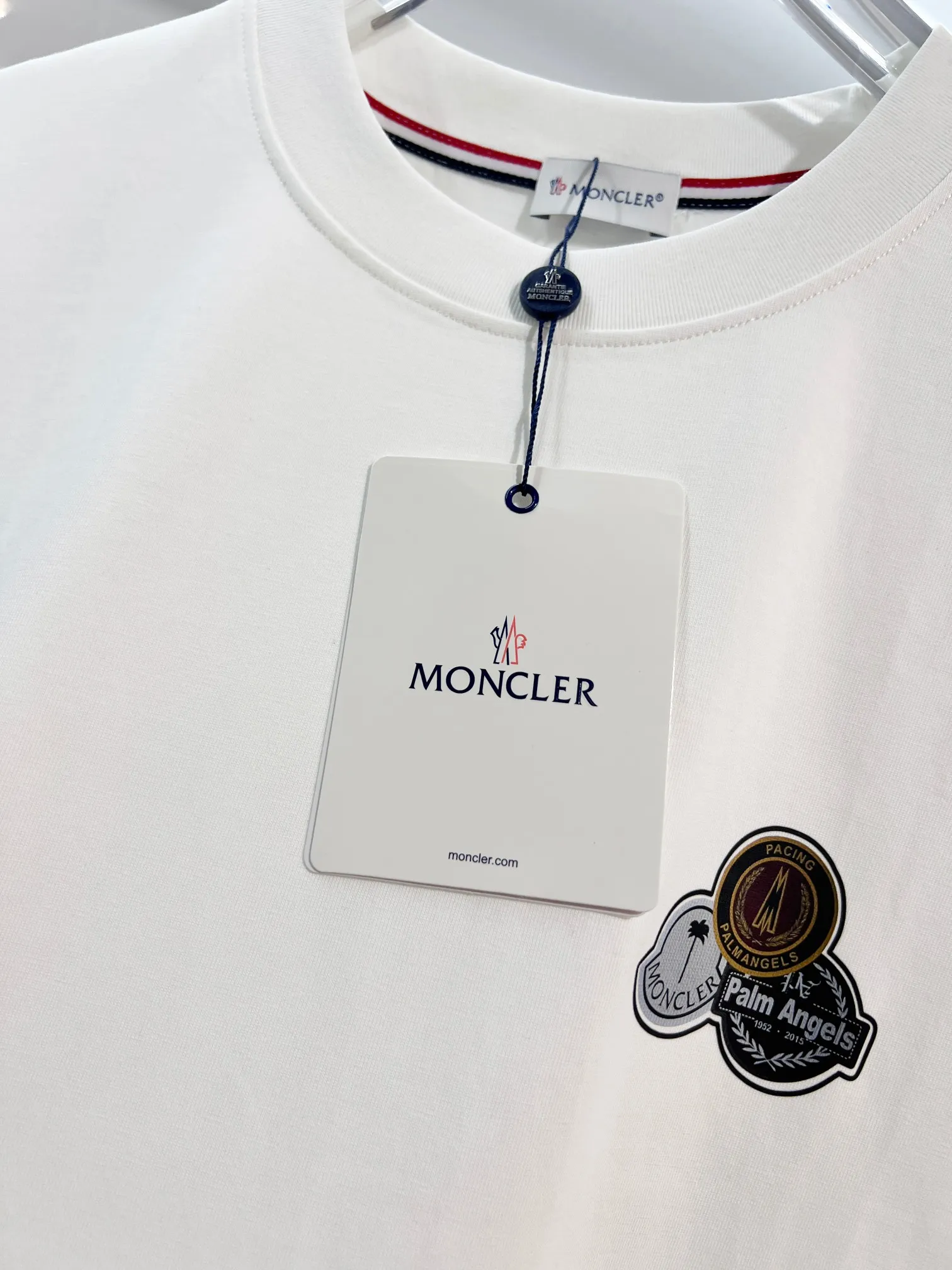 P150 MONCLER/Muzzled 300g pure cotton round neck short-sleeved T-shirt Brand classic Badge letter LOGO embossed process 2025ss official synchronization High version High quality Fashionable personality Versatile trend Pure original quality Original fabric Hang tag Collar label Washed wheat Complete three standards Color: Black. White. Size: S M L XL XXL
