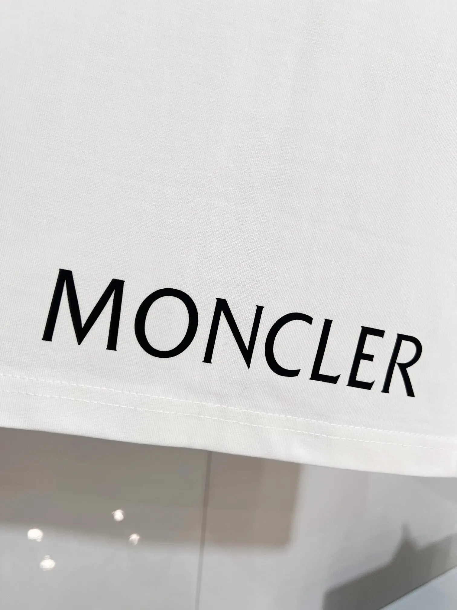P150 MONCLER/Muzzled 300g pure cotton round neck short-sleeved T-shirt Brand classic Badge letter LOGO embossed process 2025ss official synchronization High version High quality Fashionable personality Versatile trend Pure original quality Original fabric Hang tag Collar label Washed wheat Complete three standards Color: Black. White. Size: S M L XL XXL