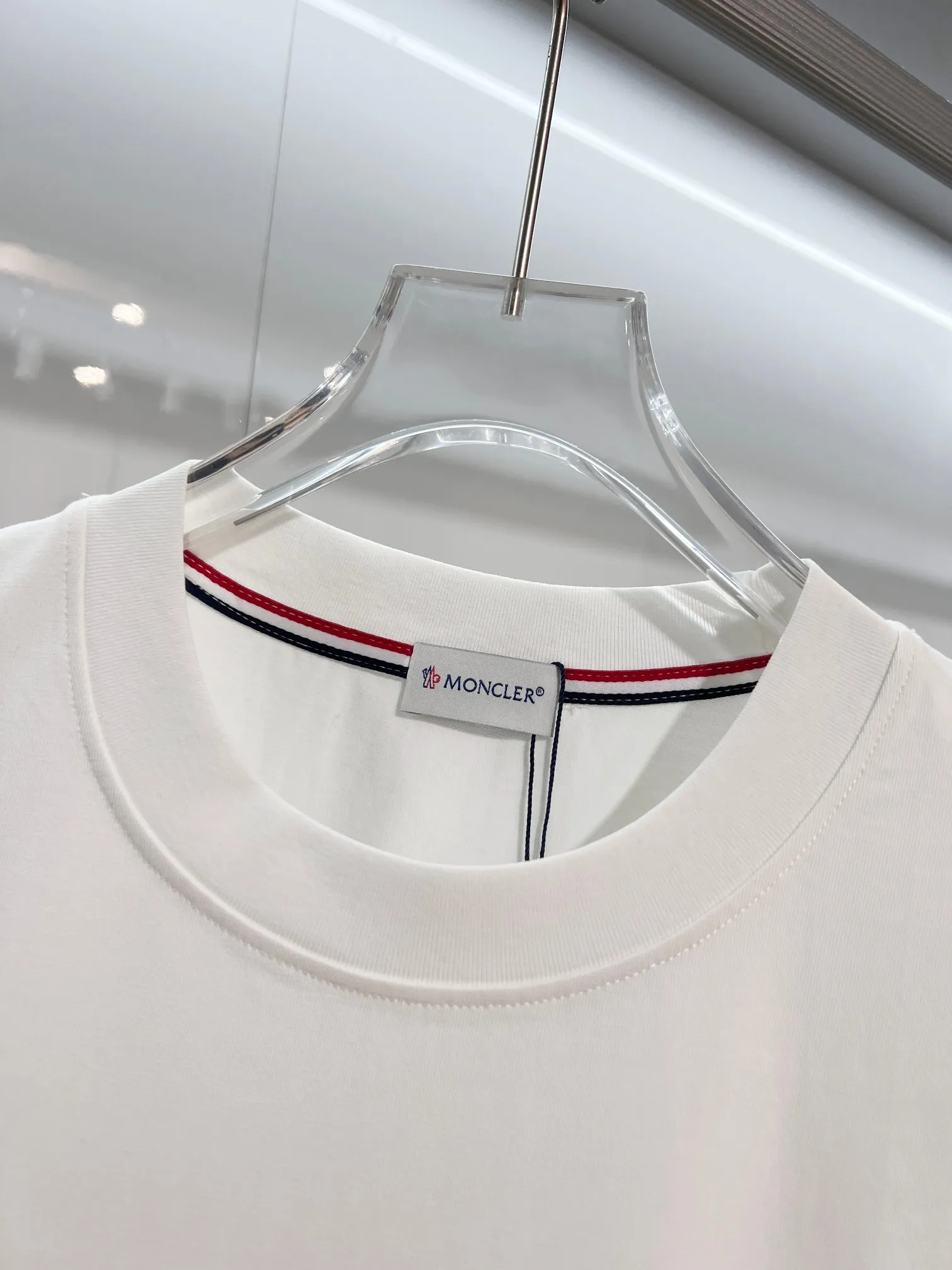 P150 MONCLER/Muzzled 300g pure cotton round neck short-sleeved T-shirt Brand classic Badge letter LOGO embossed process 2025ss official synchronization High version High quality Fashionable personality Versatile trend Pure original quality Original fabric Hang tag Collar label Washed wheat Complete three standards Color: Black. White. Size: S M L XL XXL
