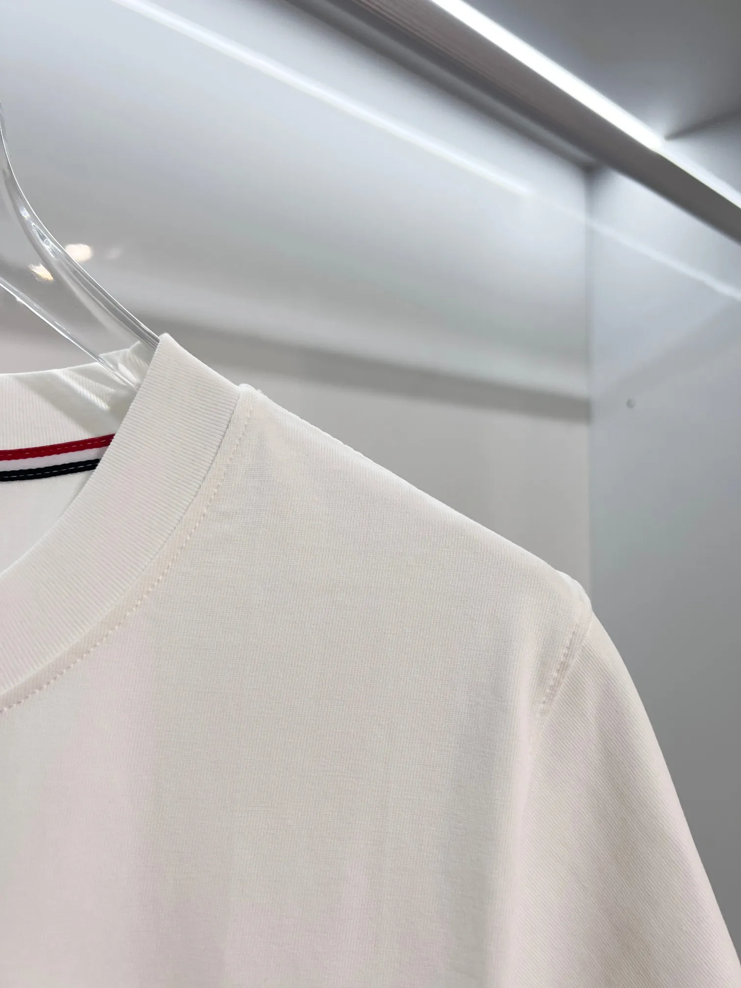 P150 MONCLER/Muzzled 300g pure cotton round neck short-sleeved T-shirt Brand classic Badge letter LOGO embossed process 2025ss official synchronization High version High quality Fashionable personality Versatile trend Pure original quality Original fabric Hang tag Collar label Washed wheat Complete three standards Color: Black. White. Size: S M L XL XXL