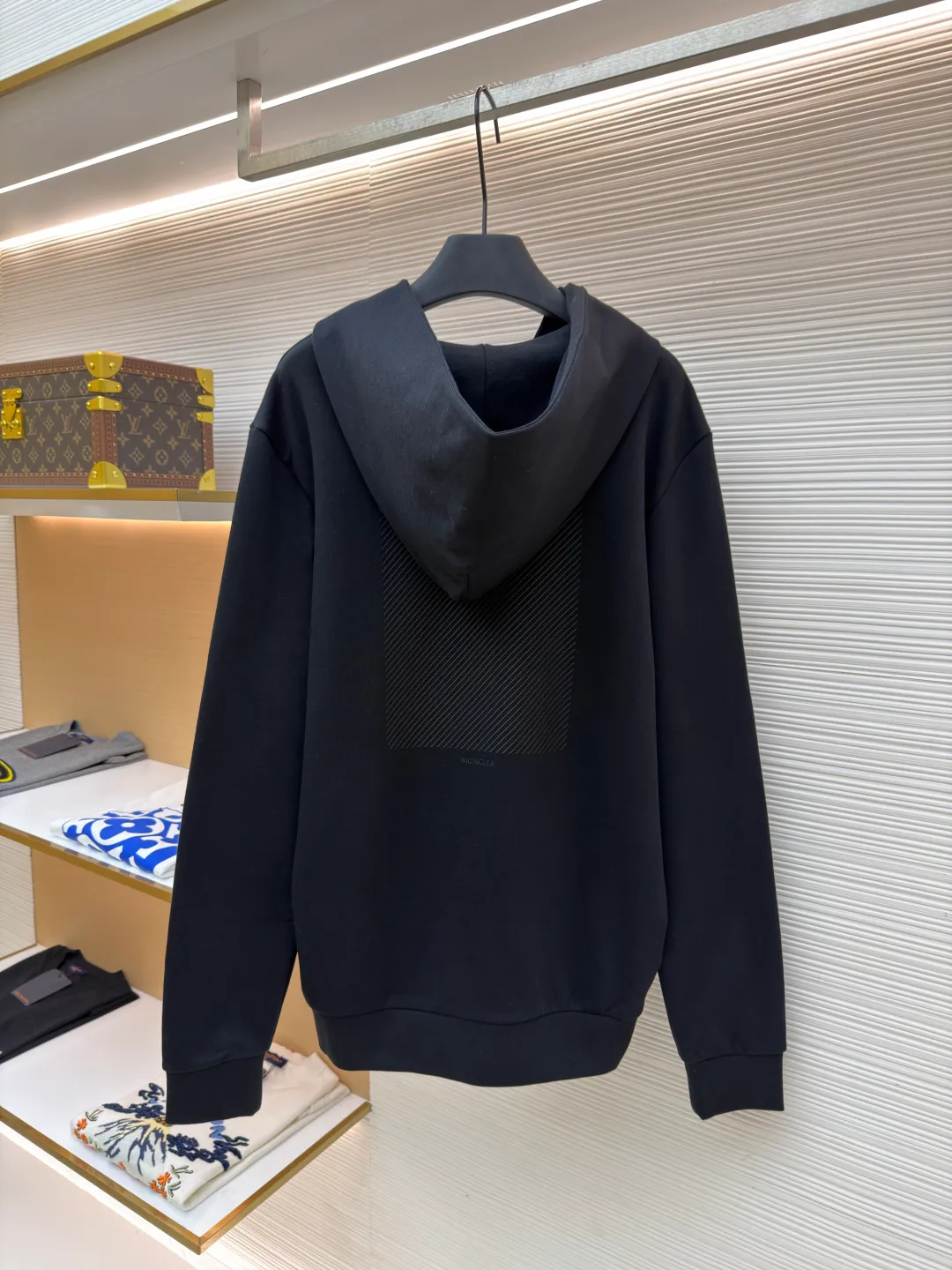 P470 Moncler hooded cotton sweatshirt with back logo in the same color ●Original version: Purchased and developed by 6150 ●Item number: 1682022-B05 ●Fabric: combed cotton fabric ●Technology: High temperature heat transfer ●Color: black ●Version: fitted version ●Weight: about 855 grams ●Size: S-M-L-XL ●Description: This MONCLER hooded sweatshirt is made of combed cotton fabric, which has been treated with an enzyme washing process: biological enzymes gently ablate the fiber surface, making the fabric feel softer and fluffier, while retaining the breathable properties of cotton. The brand logo on the front of the garment adopts high-temperature heat transfer technology: it is based on matte ink of the same color and is shaped by hot pressing at 180°C. The pattern fits the fabric well and is not easy to warp or fall off. The hood has built-in invisible linings, making the shape of the hat naturally stiff and not collapsed. The front kangaroo pocket is designed as a seamless patch pocket with neat edges. The cuffs and hem are made of high-elastic ribbing, which has long-lasting elasticity and is not easily deformed. The finished product is pre-shrunk for greater dimensional stability; the overall process takes into account both comfortable texture and low-key sophistication of the brand logo, making it suitable for daily leisure scenes. The overall wiring is straight and delicate, the fabric is comfortable and soft, and the color is consistent without color difference. It can be matched with the same style to create a fashionable look and control various occasions. Customized accessories, complete with three standards, same style for men and women!