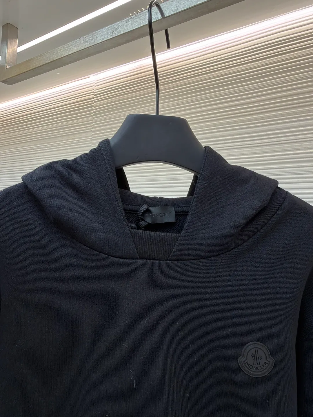 P470 Moncler hooded cotton sweatshirt with back logo in the same color ●Original version: Purchased and developed by 6150 ●Item number: 1682022-B05 ●Fabric: combed cotton fabric ●Technology: High temperature heat transfer ●Color: black ●Version: fitted version ●Weight: about 855 grams ●Size: S-M-L-XL ●Description: This MONCLER hooded sweatshirt is made of combed cotton fabric, which has been treated with an enzyme washing process: biological enzymes gently ablate the fiber surface, making the fabric feel softer and fluffier, while retaining the breathable properties of cotton. The brand logo on the front of the garment adopts high-temperature heat transfer technology: it is based on matte ink of the same color and is shaped by hot pressing at 180°C. The pattern fits the fabric well and is not easy to warp or fall off. The hood has built-in invisible linings, making the shape of the hat naturally stiff and not collapsed. The front kangaroo pocket is designed as a seamless patch pocket with neat edges. The cuffs and hem are made of high-elastic ribbing, which has long-lasting elasticity and is not easily deformed. The finished product is pre-shrunk for greater dimensional stability; the overall process takes into account both comfortable texture and low-key sophistication of the brand logo, making it suitable for daily leisure scenes. The overall wiring is straight and delicate, the fabric is comfortable and soft, and the color is consistent without color difference. It can be matched with the same style to create a fashionable look and control various occasions. Customized accessories, complete with three standards, same style for men and women!