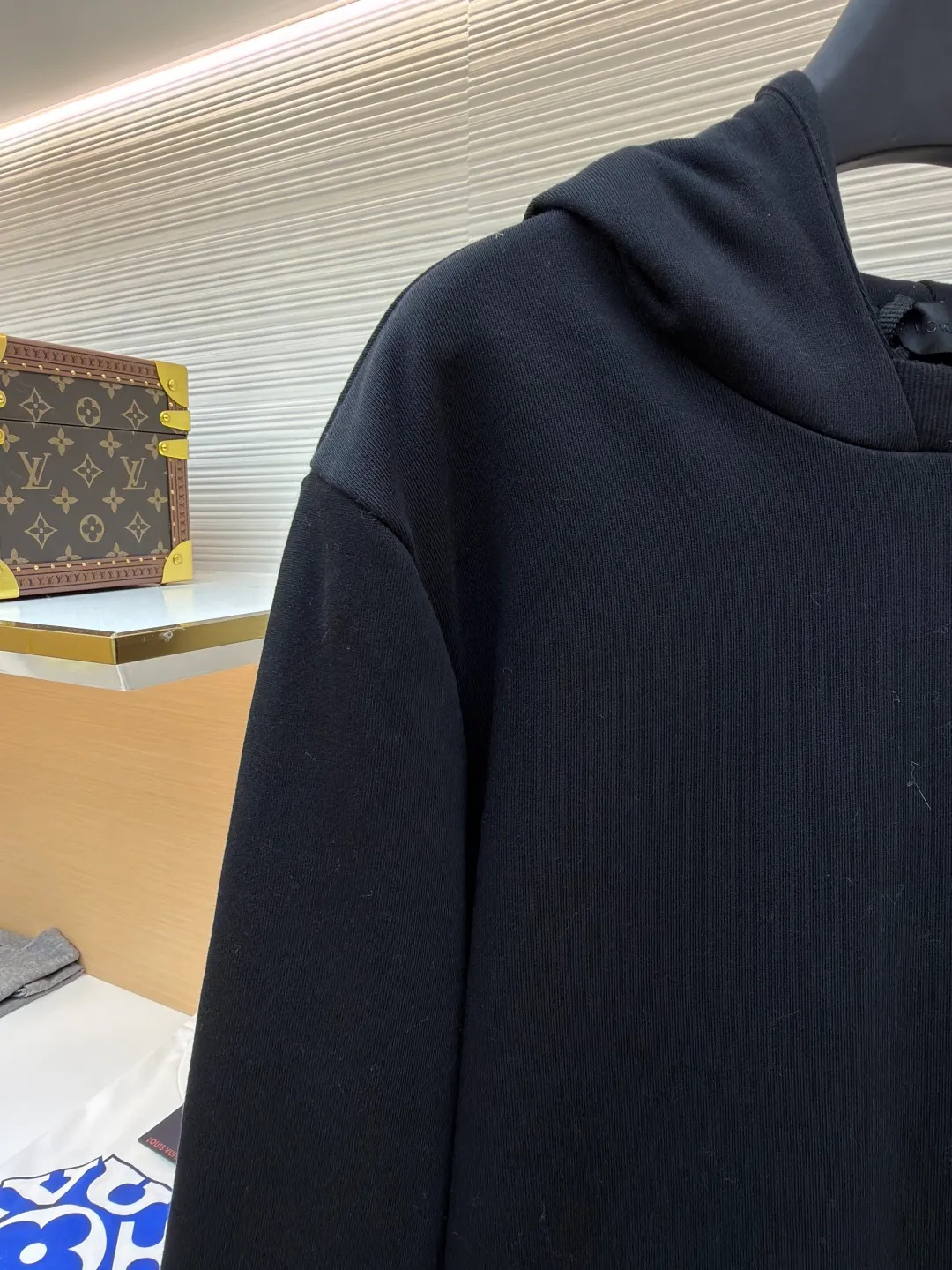 P470 Moncler hooded cotton sweatshirt with back logo in the same color ●Original version: Purchased and developed by 6150 ●Item number: 1682022-B05 ●Fabric: combed cotton fabric ●Technology: High temperature heat transfer ●Color: black ●Version: fitted version ●Weight: about 855 grams ●Size: S-M-L-XL ●Description: This MONCLER hooded sweatshirt is made of combed cotton fabric, which has been treated with an enzyme washing process: biological enzymes gently ablate the fiber surface, making the fabric feel softer and fluffier, while retaining the breathable properties of cotton. The brand logo on the front of the garment adopts high-temperature heat transfer technology: it is based on matte ink of the same color and is shaped by hot pressing at 180°C. The pattern fits the fabric well and is not easy to warp or fall off. The hood has built-in invisible linings, making the shape of the hat naturally stiff and not collapsed. The front kangaroo pocket is designed as a seamless patch pocket with neat edges. The cuffs and hem are made of high-elastic ribbing, which has long-lasting elasticity and is not easily deformed. The finished product is pre-shrunk for greater dimensional stability; the overall process takes into account both comfortable texture and low-key sophistication of the brand logo, making it suitable for daily leisure scenes. The overall wiring is straight and delicate, the fabric is comfortable and soft, and the color is consistent without color difference. It can be matched with the same style to create a fashionable look and control various occasions. Customized accessories, complete with three standards, same style for men and women!