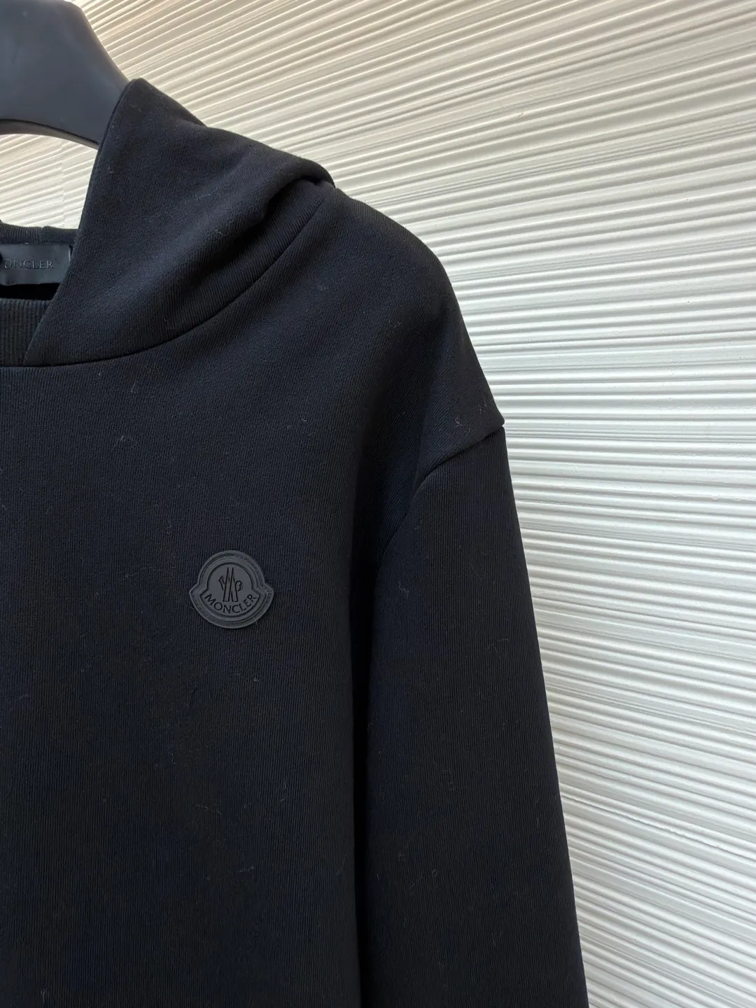 P470 Moncler hooded cotton sweatshirt with back logo in the same color ●Original version: Purchased and developed by 6150 ●Item number: 1682022-B05 ●Fabric: combed cotton fabric ●Technology: High temperature heat transfer ●Color: black ●Version: fitted version ●Weight: about 855 grams ●Size: S-M-L-XL ●Description: This MONCLER hooded sweatshirt is made of combed cotton fabric, which has been treated with an enzyme washing process: biological enzymes gently ablate the fiber surface, making the fabric feel softer and fluffier, while retaining the breathable properties of cotton. The brand logo on the front of the garment adopts high-temperature heat transfer technology: it is based on matte ink of the same color and is shaped by hot pressing at 180°C. The pattern fits the fabric well and is not easy to warp or fall off. The hood has built-in invisible linings, making the shape of the hat naturally stiff and not collapsed. The front kangaroo pocket is designed as a seamless patch pocket with neat edges. The cuffs and hem are made of high-elastic ribbing, which has long-lasting elasticity and is not easily deformed. The finished product is pre-shrunk for greater dimensional stability; the overall process takes into account both comfortable texture and low-key sophistication of the brand logo, making it suitable for daily leisure scenes. The overall wiring is straight and delicate, the fabric is comfortable and soft, and the color is consistent without color difference. It can be matched with the same style to create a fashionable look and control various occasions. Customized accessories, complete with three standards, same style for men and women!