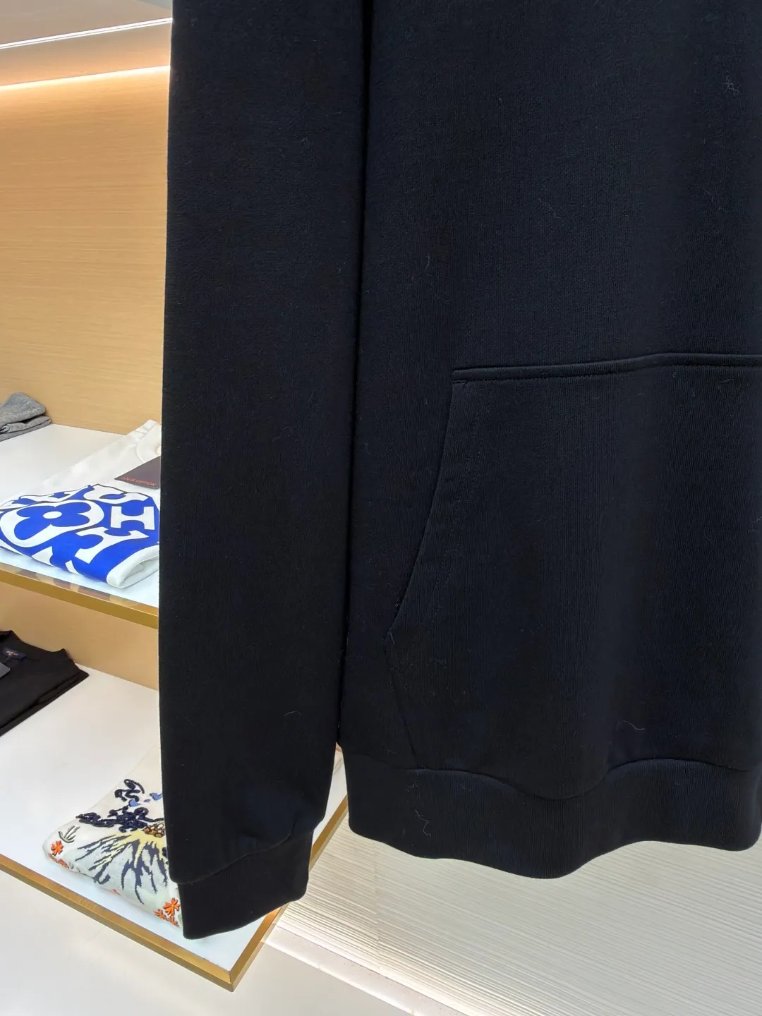 P470 Moncler hooded cotton sweatshirt with back logo in the same color ●Original version: Purchased and developed by 6150 ●Item number: 1682022-B05 ●Fabric: combed cotton fabric ●Technology: High temperature heat transfer ●Color: black ●Version: fitted version ●Weight: about 855 grams ●Size: S-M-L-XL ●Description: This MONCLER hooded sweatshirt is made of combed cotton fabric, which has been treated with an enzyme washing process: biological enzymes gently ablate the fiber surface, making the fabric feel softer and fluffier, while retaining the breathable properties of cotton. The brand logo on the front of the garment adopts high-temperature heat transfer technology: it is based on matte ink of the same color and is shaped by hot pressing at 180°C. The pattern fits the fabric well and is not easy to warp or fall off. The hood has built-in invisible linings, making the shape of the hat naturally stiff and not collapsed. The front kangaroo pocket is designed as a seamless patch pocket with neat edges. The cuffs and hem are made of high-elastic ribbing, which has long-lasting elasticity and is not easily deformed. The finished product is pre-shrunk for greater dimensional stability; the overall process takes into account both comfortable texture and low-key sophistication of the brand logo, making it suitable for daily leisure scenes. The overall wiring is straight and delicate, the fabric is comfortable and soft, and the color is consistent without color difference. It can be matched with the same style to create a fashionable look and control various occasions. Customized accessories, complete with three standards, same style for men and women!