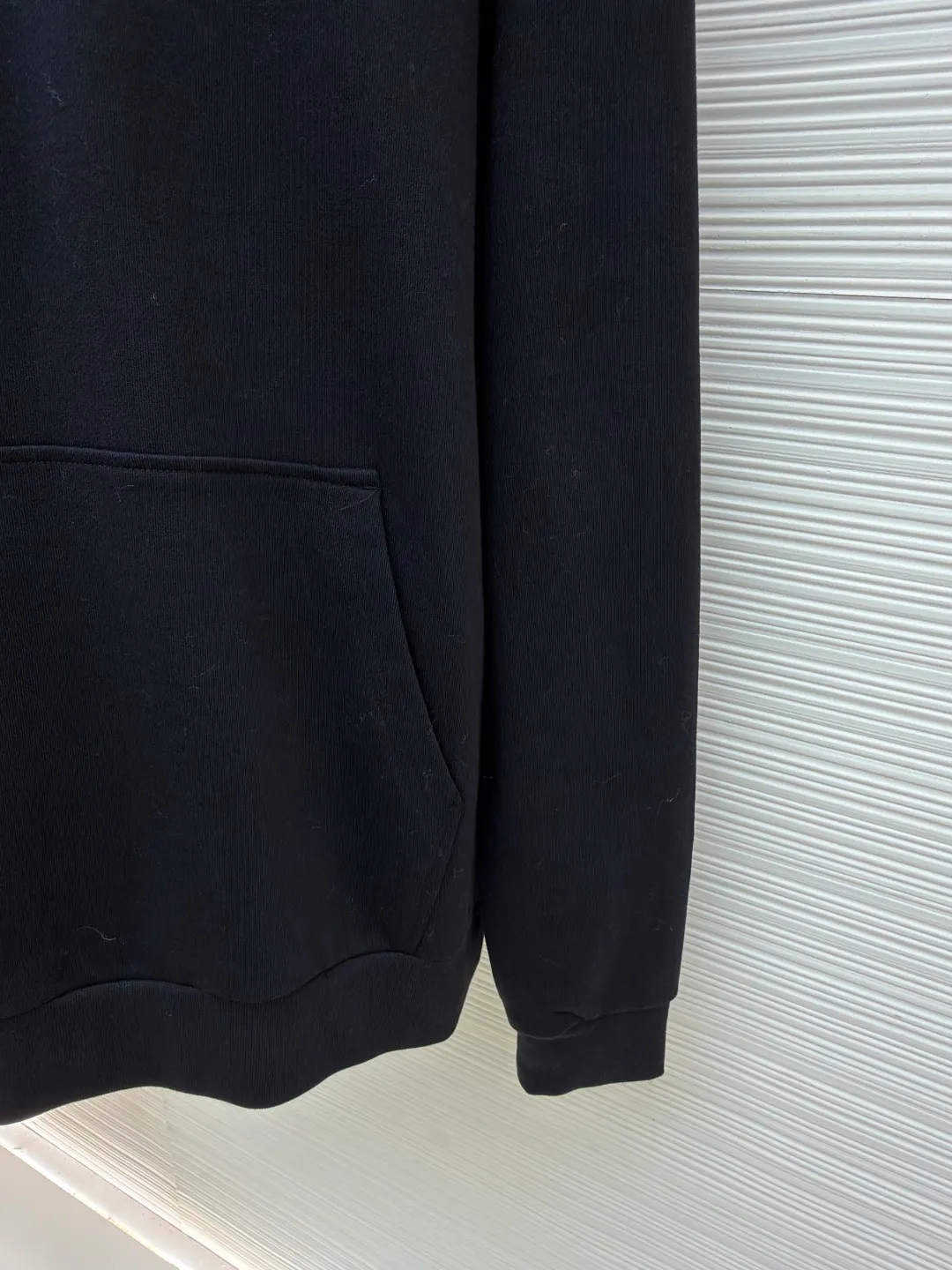P470 Moncler hooded cotton sweatshirt with back logo in the same color ●Original version: Purchased and developed by 6150 ●Item number: 1682022-B05 ●Fabric: combed cotton fabric ●Technology: High temperature heat transfer ●Color: black ●Version: fitted version ●Weight: about 855 grams ●Size: S-M-L-XL ●Description: This MONCLER hooded sweatshirt is made of combed cotton fabric, which has been treated with an enzyme washing process: biological enzymes gently ablate the fiber surface, making the fabric feel softer and fluffier, while retaining the breathable properties of cotton. The brand logo on the front of the garment adopts high-temperature heat transfer technology: it is based on matte ink of the same color and is shaped by hot pressing at 180°C. The pattern fits the fabric well and is not easy to warp or fall off. The hood has built-in invisible linings, making the shape of the hat naturally stiff and not collapsed. The front kangaroo pocket is designed as a seamless patch pocket with neat edges. The cuffs and hem are made of high-elastic ribbing, which has long-lasting elasticity and is not easily deformed. The finished product is pre-shrunk for greater dimensional stability; the overall process takes into account both comfortable texture and low-key sophistication of the brand logo, making it suitable for daily leisure scenes. The overall wiring is straight and delicate, the fabric is comfortable and soft, and the color is consistent without color difference. It can be matched with the same style to create a fashionable look and control various occasions. Customized accessories, complete with three standards, same style for men and women!