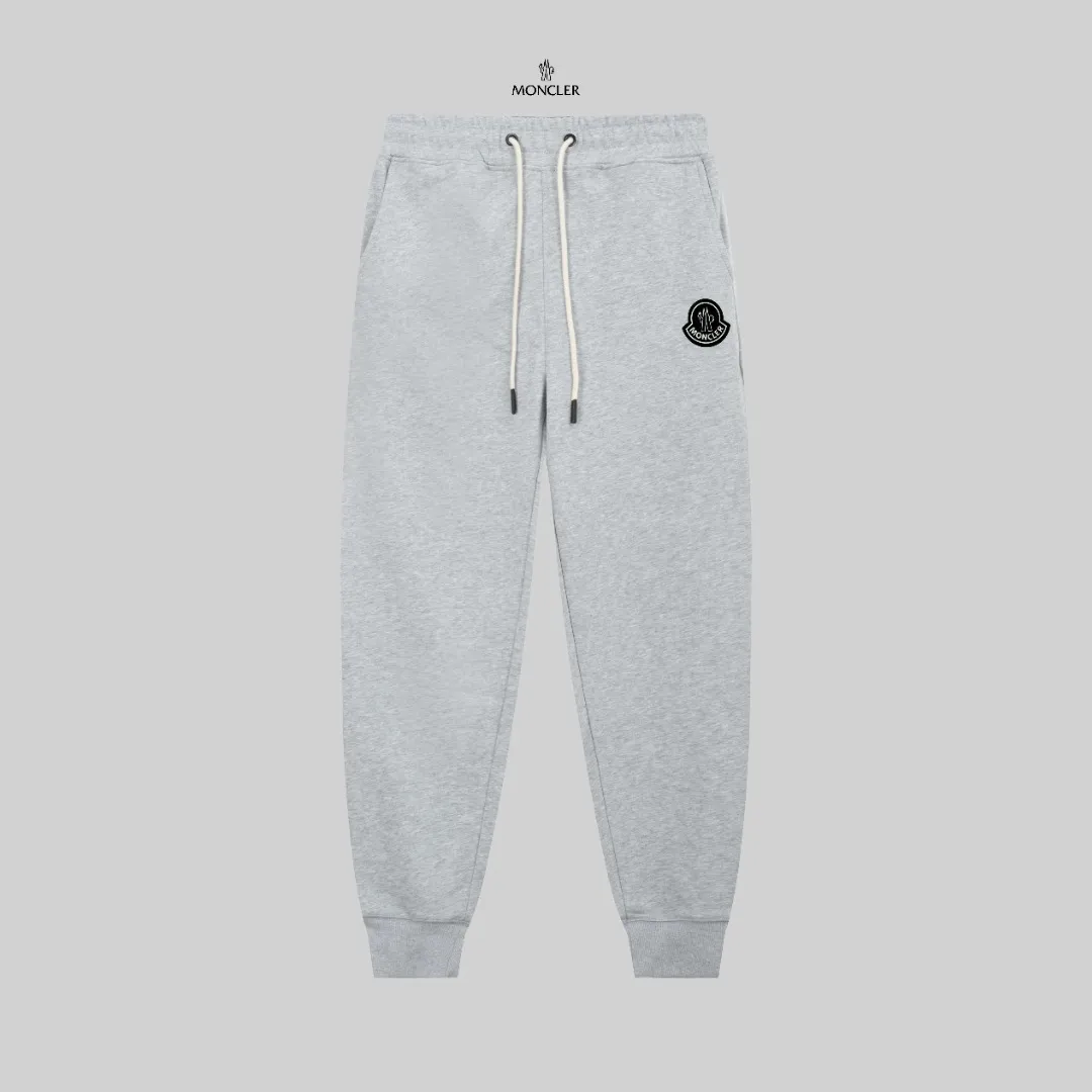 P270 top version, different currency) ✨Moncler SS show model Slim-fitting line logo simple Logo sweatpants 380g weight Compatible with all body types Black and white drawstring design on the waist elastic band Customized drawstring pockets with diagonal pocket design on both sides There is also a small pocket on the back Color: black gray Size S-XL