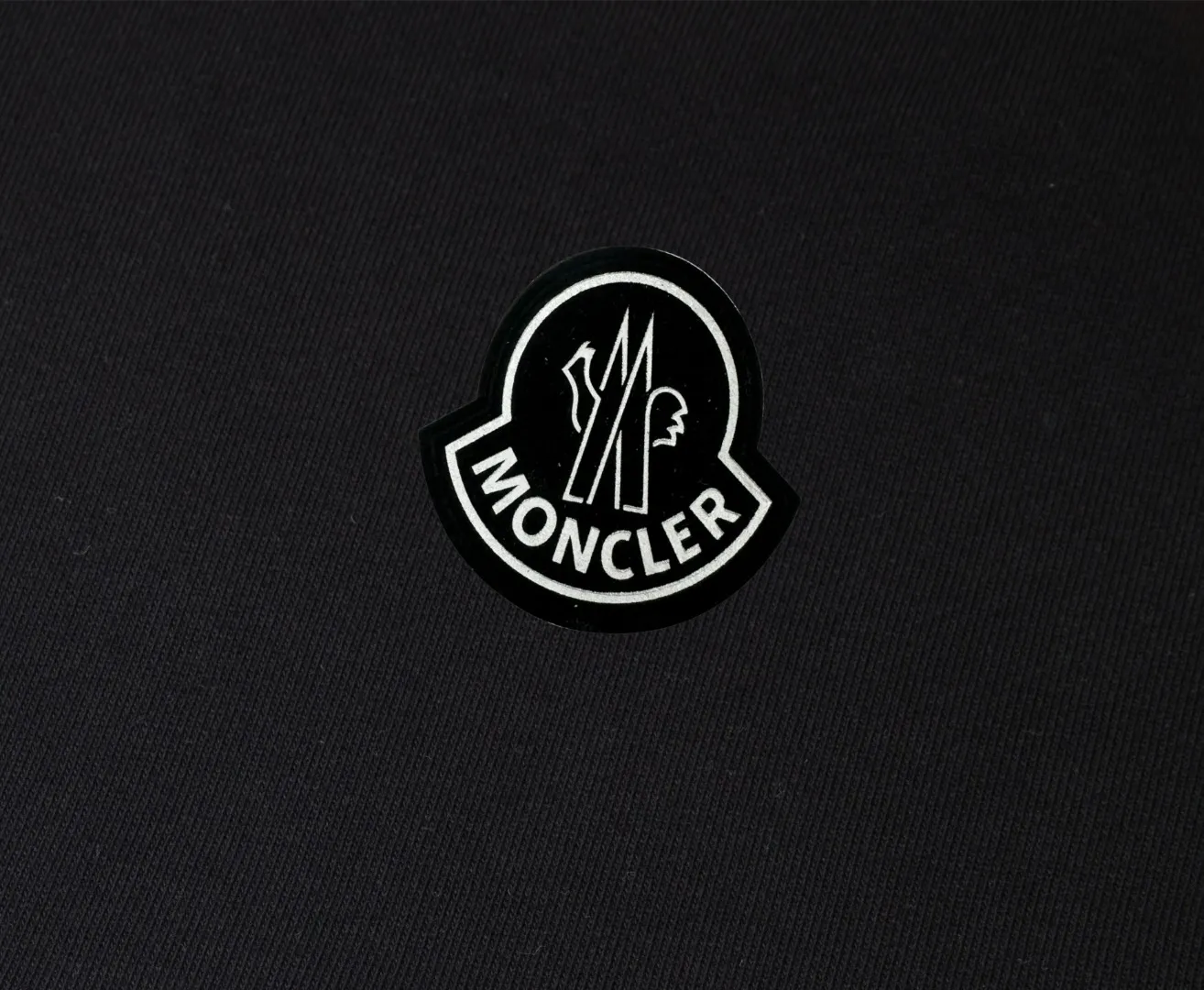 P270 top version, different currency) ✨Moncler SS show model Slim-fitting line logo simple Logo sweatpants 380g weight Compatible with all body types Black and white drawstring design on the waist elastic band Customized drawstring pockets with diagonal pocket design on both sides There is also a small pocket on the back Color: black gray Size S-XL
