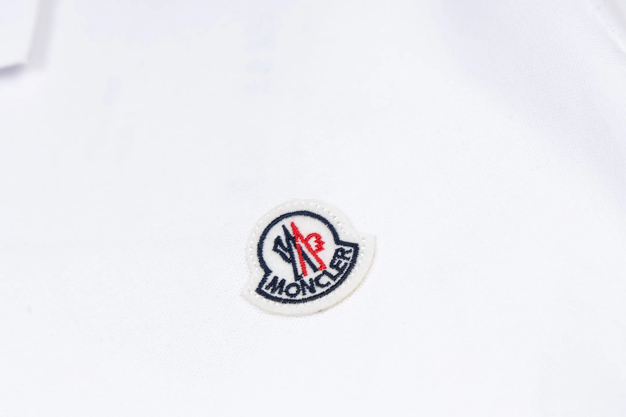 P190 MONCLER Muzzled Black and White Collar Color Block Polo Shirt Upgraded, inspired by the 1980s retro Original fabric Official same style Customized Same vat dyed fabric Very comfortable to the touch Latest brick cabinet synchronization for spring and summer Fashionable and personalized Super versatile and good-looking one Very suitable for both men and women A must-have style Tag Collar label Washed wheat Complete with three labels Color: White Size: M-3XL