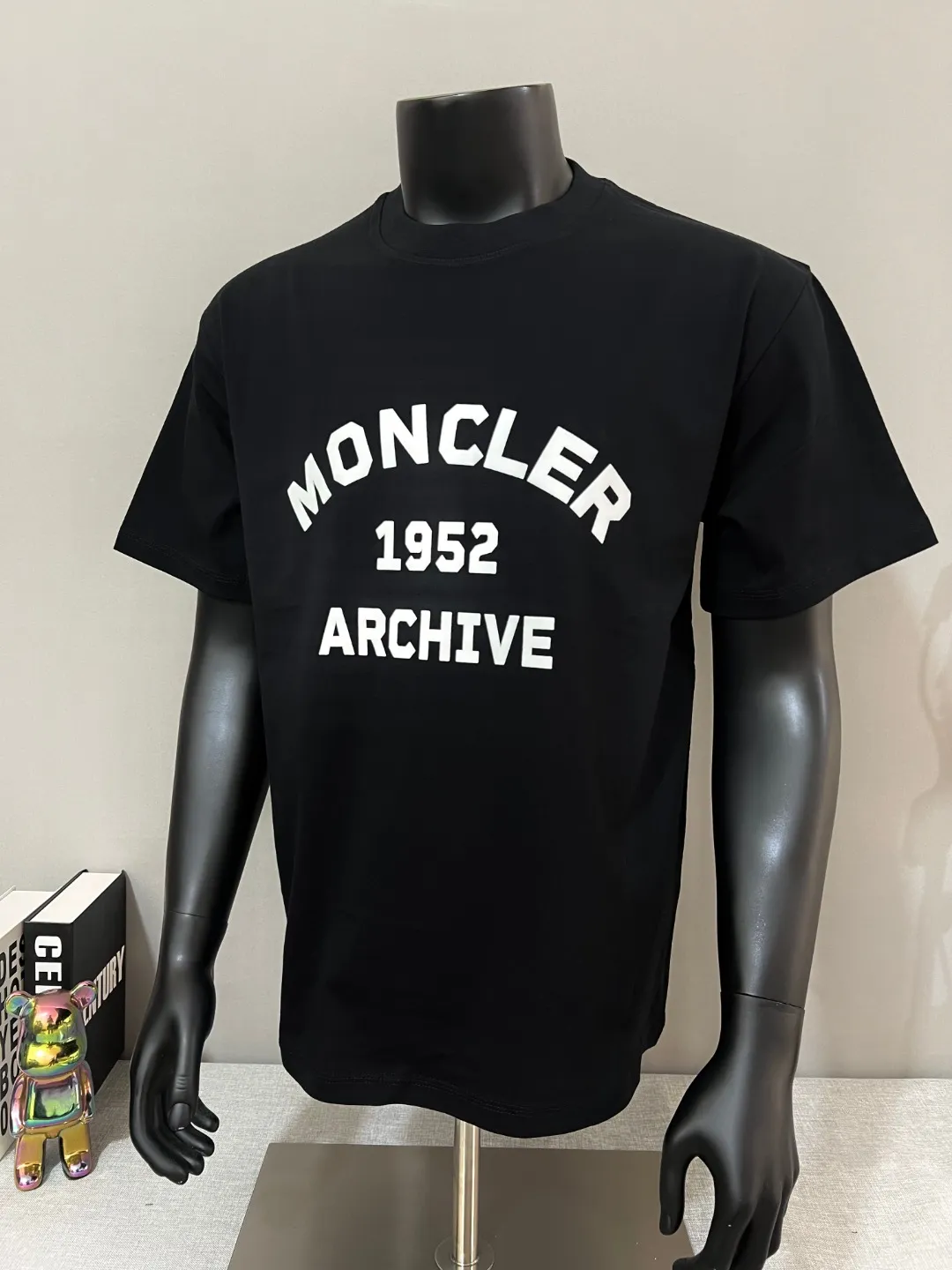 P150 MONCLER is new, official and official flocking printing 1952 commemorative short-sleeved sweatshirt, details match the official version, 240g double yarn 100% cotton fabric is selected, imported woven thread, the neckline is boned to prevent deformation, factory high-temperature washing process, the fabric is soft and breathable, does not shrink, NCF washed mark identification, details are in place and the upper body is good-looking, European size version, loose and suitable, color: black, white, size XS-L