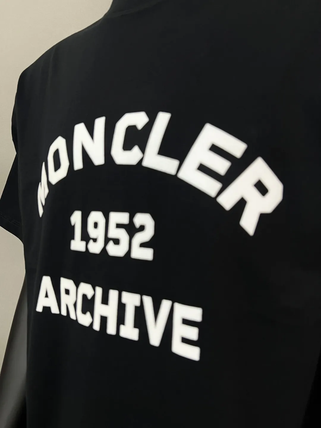 P150 MONCLER is new, official and official flocking printing 1952 commemorative short-sleeved sweatshirt, details match the official version, 240g double yarn 100% cotton fabric is selected, imported woven thread, the neckline is boned to prevent deformation, factory high-temperature washing process, the fabric is soft and breathable, does not shrink, NCF washed mark identification, details are in place and the upper body is good-looking, European size version, loose and suitable, color: black, white, size XS-L
