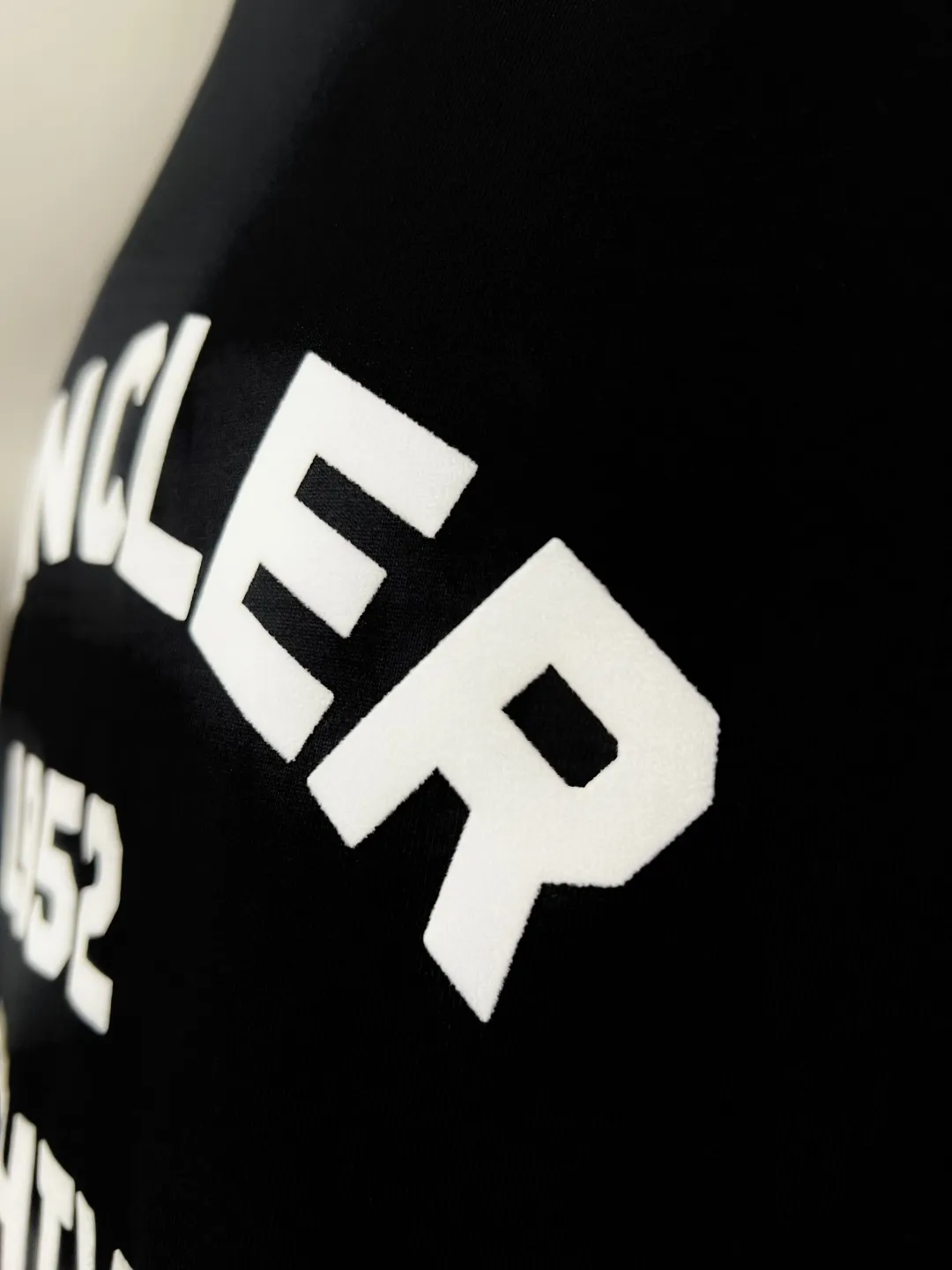 P150 MONCLER is new, official and official flocking printing 1952 commemorative short-sleeved sweatshirt, details match the official version, 240g double yarn 100% cotton fabric is selected, imported woven thread, the neckline is boned to prevent deformation, factory high-temperature washing process, the fabric is soft and breathable, does not shrink, NCF washed mark identification, details are in place and the upper body is good-looking, European size version, loose and suitable, color: black, white, size XS-L