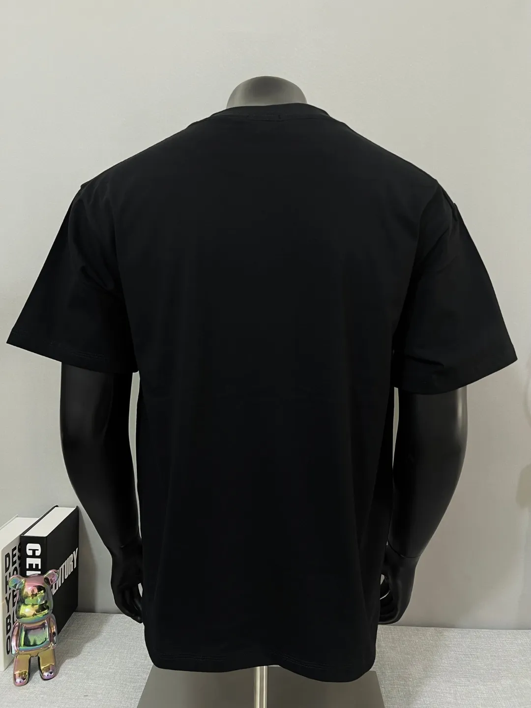 P150 MONCLER is new, official and official flocking printing 1952 commemorative short-sleeved sweatshirt, details match the official version, 240g double yarn 100% cotton fabric is selected, imported woven thread, the neckline is boned to prevent deformation, factory high-temperature washing process, the fabric is soft and breathable, does not shrink, NCF washed mark identification, details are in place and the upper body is good-looking, European size version, loose and suitable, color: black, white, size XS-L