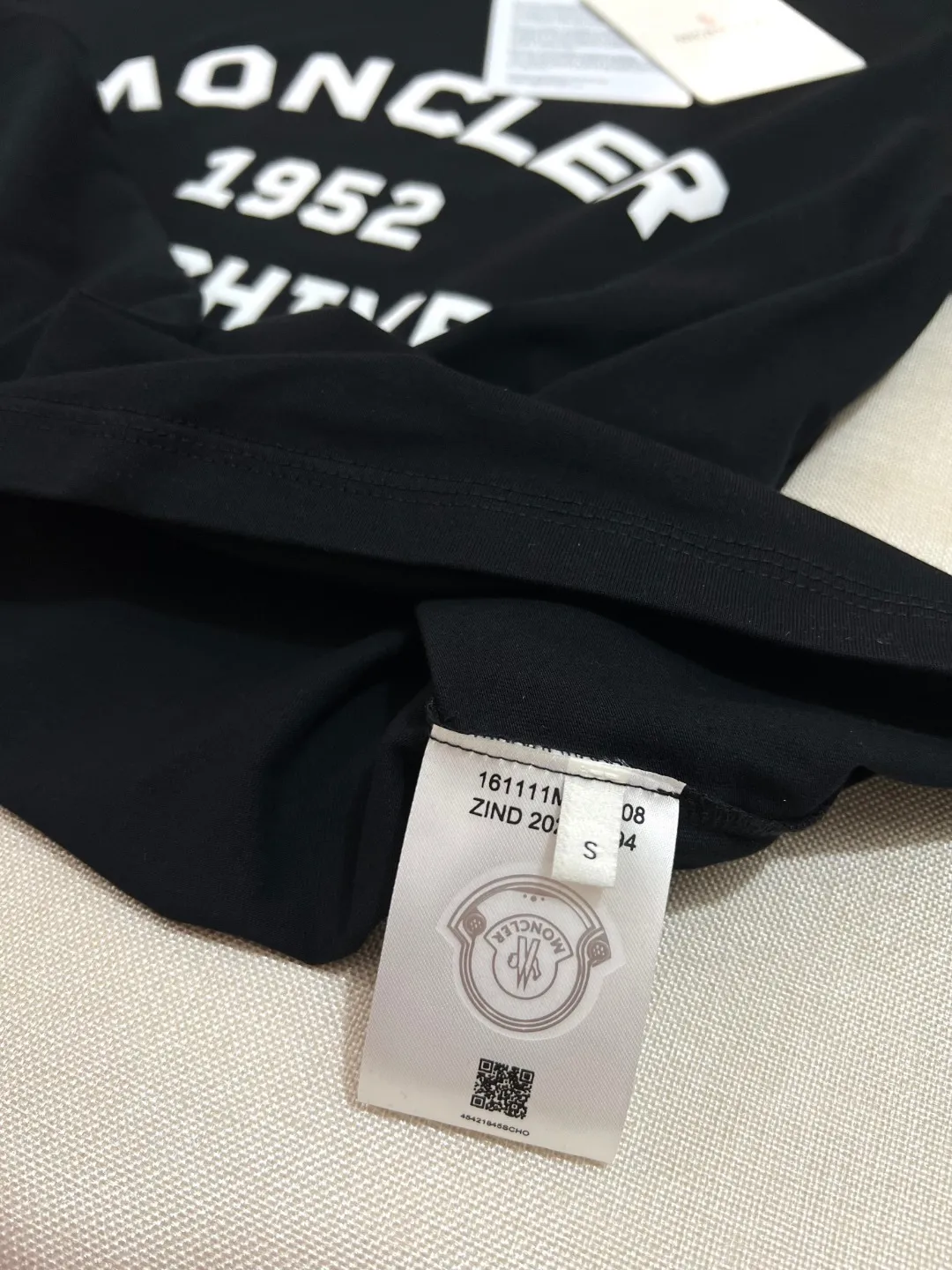 P150 MONCLER is new, official and official flocking printing 1952 commemorative short-sleeved sweatshirt, details match the official version, 240g double yarn 100% cotton fabric is selected, imported woven thread, the neckline is boned to prevent deformation, factory high-temperature washing process, the fabric is soft and breathable, does not shrink, NCF washed mark identification, details are in place and the upper body is good-looking, European size version, loose and suitable, color: black, white, size XS-L