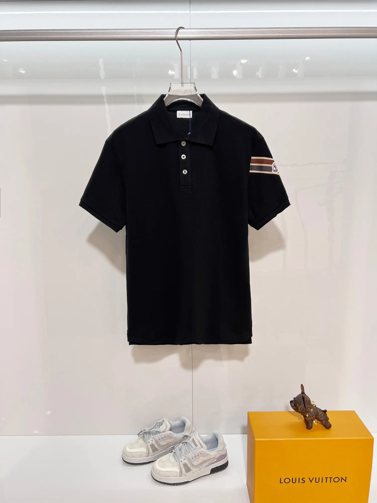 P180 MONCLER/muzzle casual short-sleeved lapel polo shirt, brand classic, simple, contrasting color stripes on the sleeves, small badge letter LOGO, same style for men and women, 2026ss new early spring official synchronization, high version, high quality, fashionable personality, versatile trend, pure original quality, custom pique fabric, tag, collar label, washed wheat, three labels complete, color: black, white. Size: S M L XL XXL