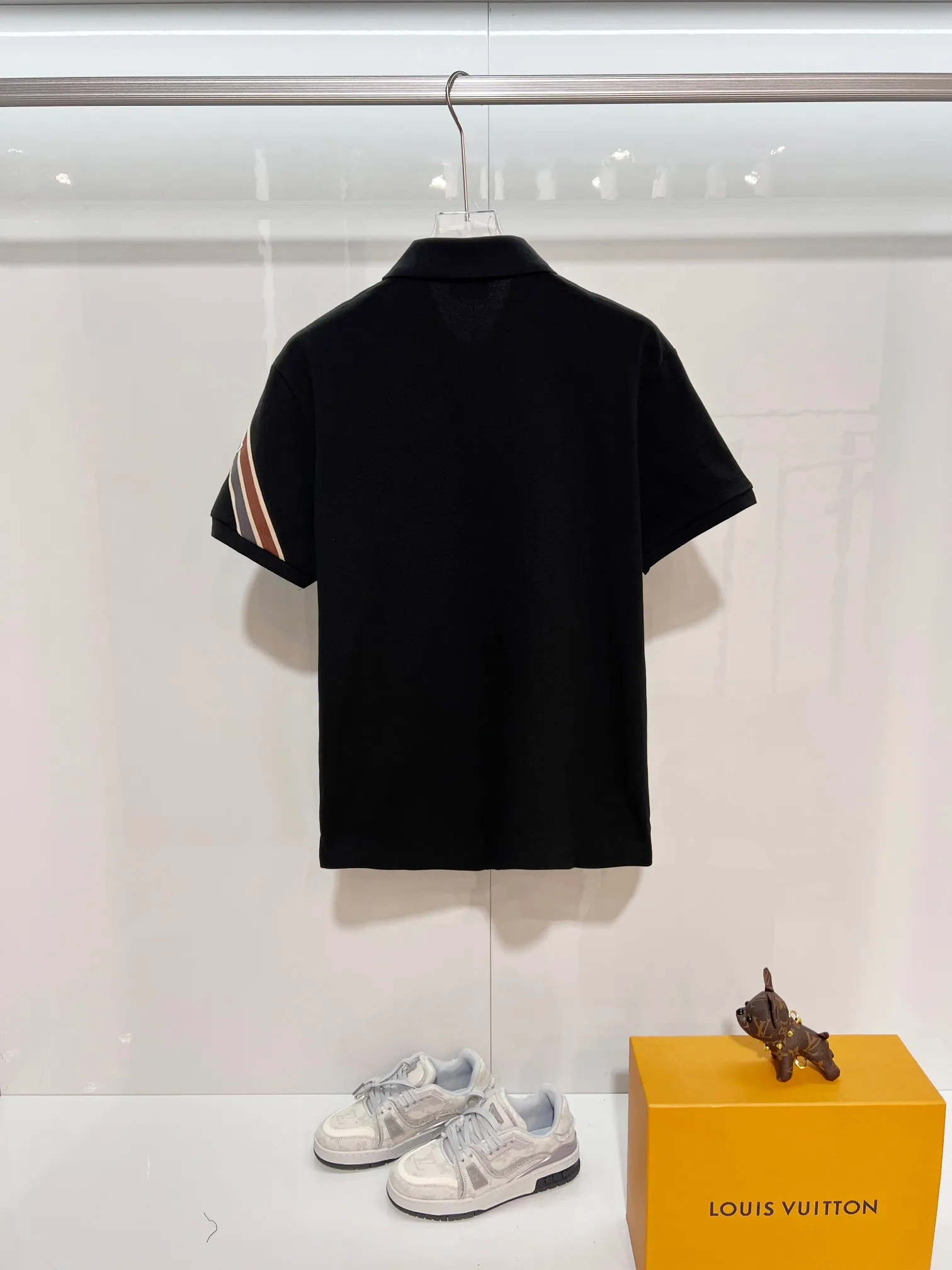 P180 MONCLER/muzzle casual short-sleeved lapel polo shirt, brand classic, simple, contrasting color stripes on the sleeves, small badge letter LOGO, same style for men and women, 2026ss new early spring official synchronization, high version, high quality, fashionable personality, versatile trend, pure original quality, custom pique fabric, tag, collar label, washed wheat, three labels complete, color: black, white. Size: S M L XL XXL
