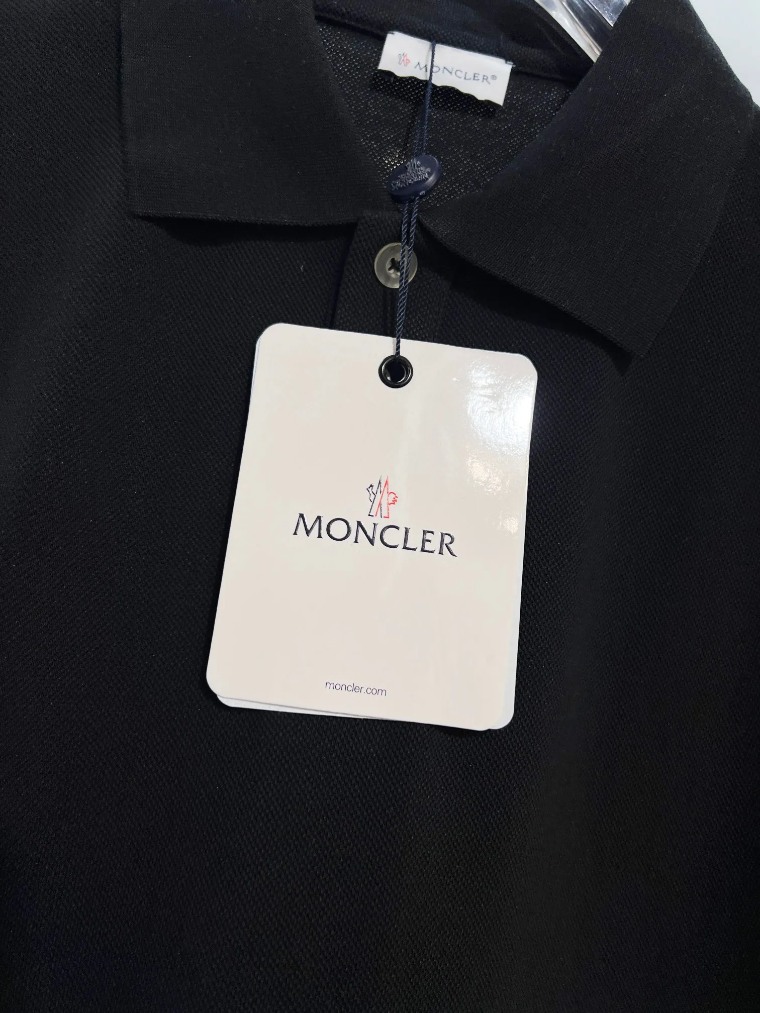 P180 MONCLER/muzzle casual short-sleeved lapel polo shirt, brand classic, simple, contrasting color stripes on the sleeves, small badge letter LOGO, same style for men and women, 2026ss new early spring official synchronization, high version, high quality, fashionable personality, versatile trend, pure original quality, custom pique fabric, tag, collar label, washed wheat, three labels complete, color: black, white. Size: S M L XL XXL