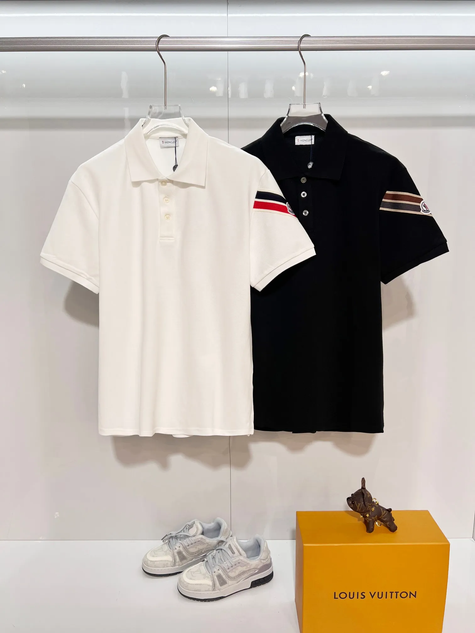 P180 MONCLER/muzzle casual short-sleeved lapel polo shirt, brand classic, simple, contrasting color stripes on the sleeves, small badge letter LOGO, same style for men and women, 2026ss new early spring official synchronization, high version, high quality, fashionable personality, versatile trend, pure original quality, custom pique fabric, tag, collar label, washed wheat, three labels complete, color: black, white. Size: S M L XL XXL
