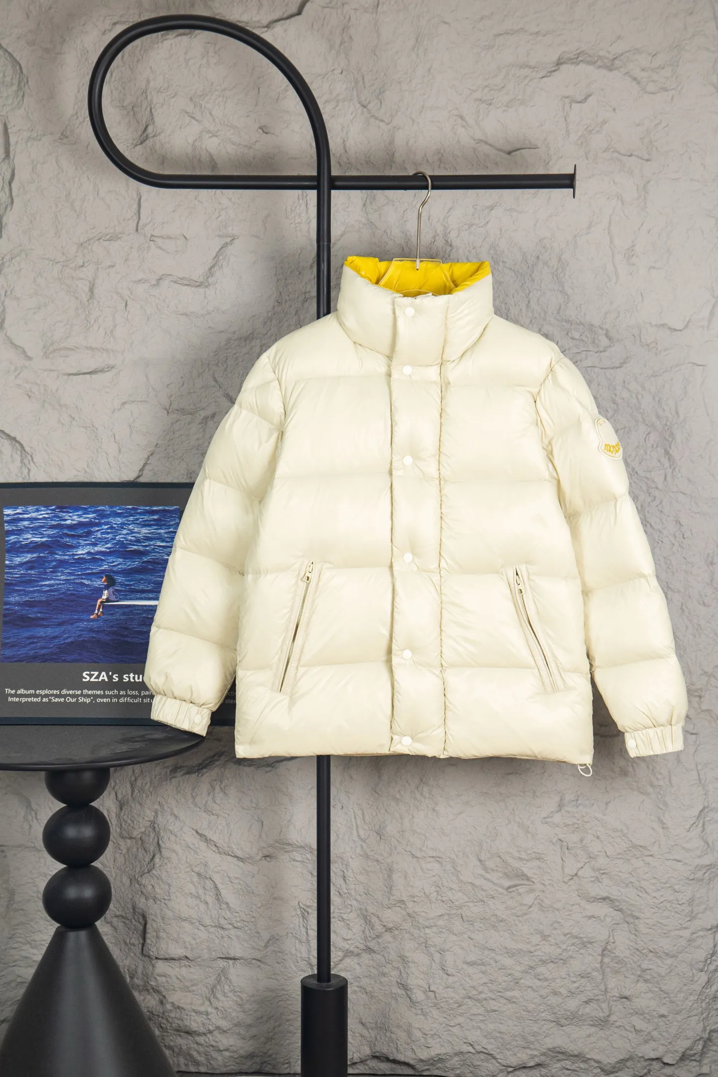 P920 top version of Moncler's new Tripiti men's short down jacket. The Tripiti down jacket is made of functional shiny nylon fabric, which is comfortable and warm without being heavy. Chenille logo patch highlights the essence of the brand. Style number: Dabiao 1952 Size: 12345 Color: black white