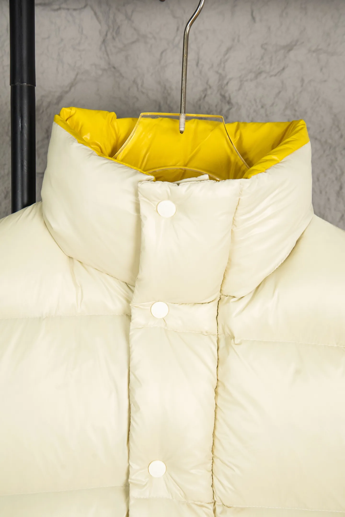 P920 top version of Moncler's new Tripiti men's short down jacket. The Tripiti down jacket is made of functional shiny nylon fabric, which is comfortable and warm without being heavy. Chenille logo patch highlights the essence of the brand. Style number: Dabiao 1952 Size: 12345 Color: black white