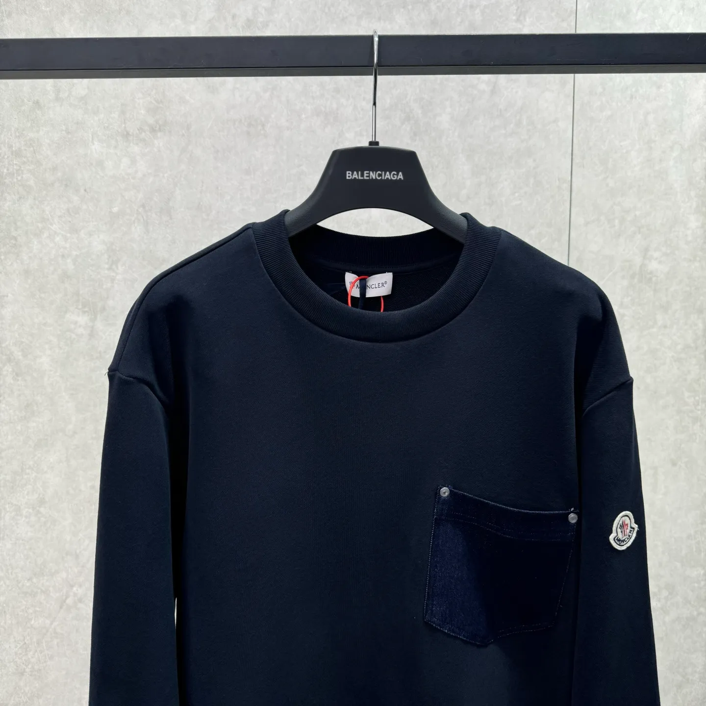 P340 Moncler Mouth Denim Pocket Sweatshirt SIZE S/M/L/X L Customized cotton velvet and cloud yarn water-brushed denim. Excellent texture, comfortable and close to the skin. The rich navy blue is the main color, showing an elegant gentleman style. The unique denim chest pocket on the chest adds a touch of uninhibited casualness with the unique roughness and retro of denim. The iconic Moncler embroidered logo is present on the sleeves, making it highly recognizable. A sense of high-end exuded from the inside out, finding a perfect balance between simplicity and sophistication. Process 1: Hidden seamless hemming. Cut the edges of the pocket into the required denim shape through precise laser cutting to ensure neat and precise edges. Then use one-piece molding technology to perfectly combine the denim material with the pocket to achieve a seamless connection. Process 2: Manual nailing. Use a servo motor-driven nailing device to accurately drive the bottom nails into the splicing of denim and sweater velvet. Precise positioning to keep the edges of the pockets flat. Process 3: The fabrics have been washed and have a better feel and texture. They are not easy to deform, shrink or fade, and maintain long-term beauty.