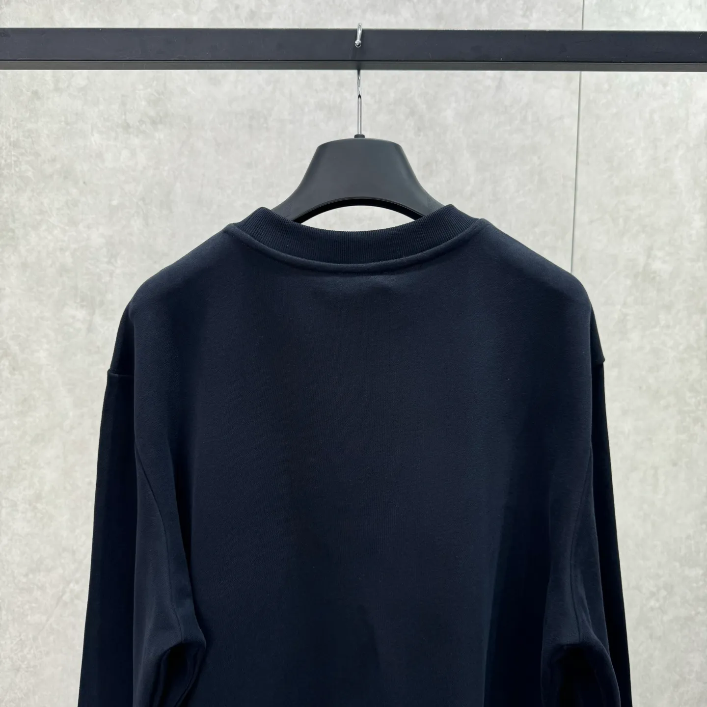P340 Moncler Mouth Denim Pocket Sweatshirt SIZE S/M/L/X L Customized cotton velvet and cloud yarn water-brushed denim. Excellent texture, comfortable and close to the skin. The rich navy blue is the main color, showing an elegant gentleman style. The unique denim chest pocket on the chest adds a touch of uninhibited casualness with the unique roughness and retro of denim. The iconic Moncler embroidered logo is present on the sleeves, making it highly recognizable. A sense of high-end exuded from the inside out, finding a perfect balance between simplicity and sophistication. Process 1: Hidden seamless hemming. Cut the edges of the pocket into the required denim shape through precise laser cutting to ensure neat and precise edges. Then use one-piece molding technology to perfectly combine the denim material with the pocket to achieve a seamless connection. Process 2: Manual nailing. Use a servo motor-driven nailing device to accurately drive the bottom nails into the splicing of denim and sweater velvet. Precise positioning to keep the edges of the pockets flat. Process 3: The fabrics have been washed and have a better feel and texture. They are not easy to deform, shrink or fade, and maintain long-term beauty.