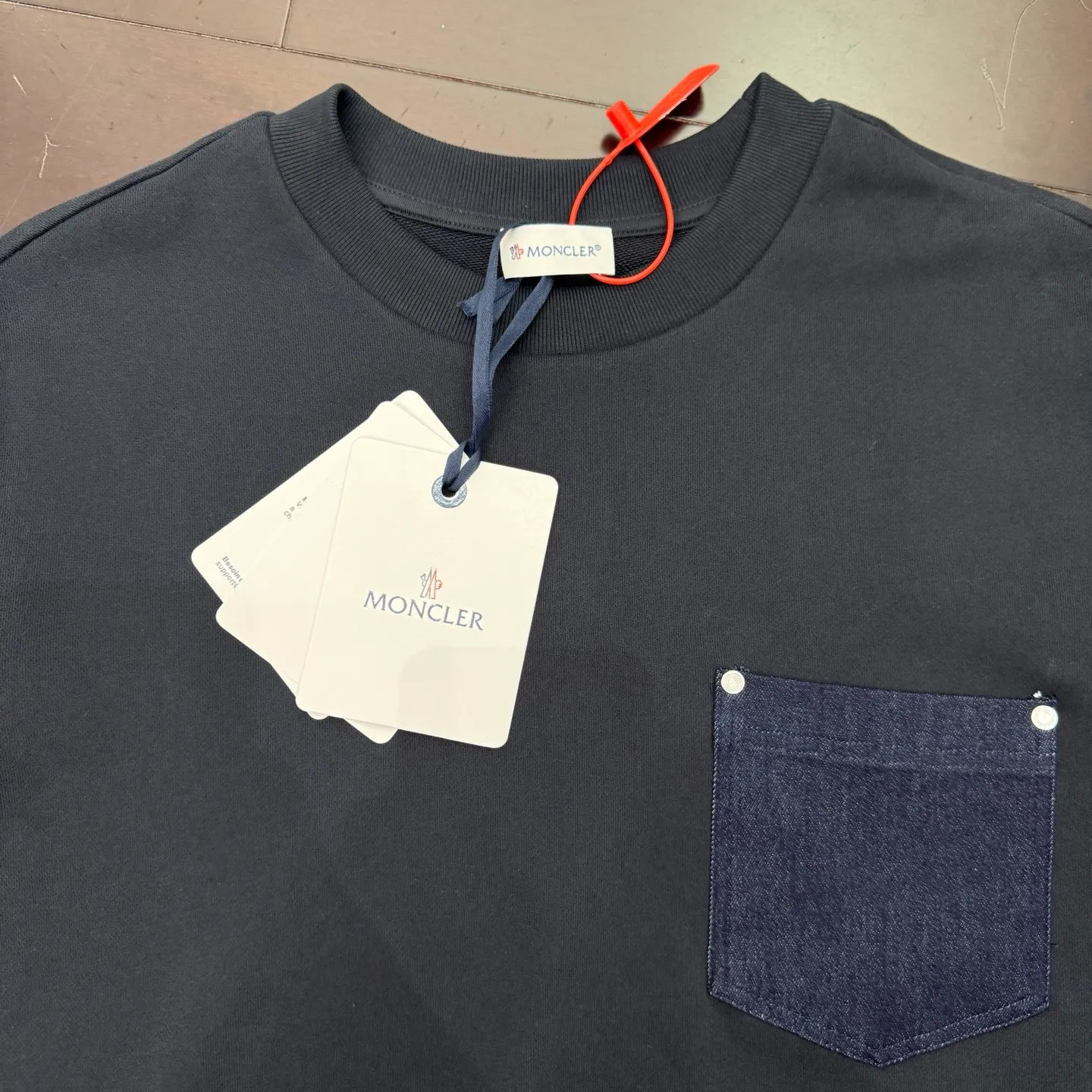 P340 Moncler Mouth Denim Pocket Sweatshirt SIZE S/M/L/X L Customized cotton velvet and cloud yarn water-brushed denim. Excellent texture, comfortable and close to the skin. The rich navy blue is the main color, showing an elegant gentleman style. The unique denim chest pocket on the chest adds a touch of uninhibited casualness with the unique roughness and retro of denim. The iconic Moncler embroidered logo is present on the sleeves, making it highly recognizable. A sense of high-end exuded from the inside out, finding a perfect balance between simplicity and sophistication. Process 1: Hidden seamless hemming. Cut the edges of the pocket into the required denim shape through precise laser cutting to ensure neat and precise edges. Then use one-piece molding technology to perfectly combine the denim material with the pocket to achieve a seamless connection. Process 2: Manual nailing. Use a servo motor-driven nailing device to accurately drive the bottom nails into the splicing of denim and sweater velvet. Precise positioning to keep the edges of the pockets flat. Process 3: The fabrics have been washed and have a better feel and texture. They are not easy to deform, shrink or fade, and maintain long-term beauty.