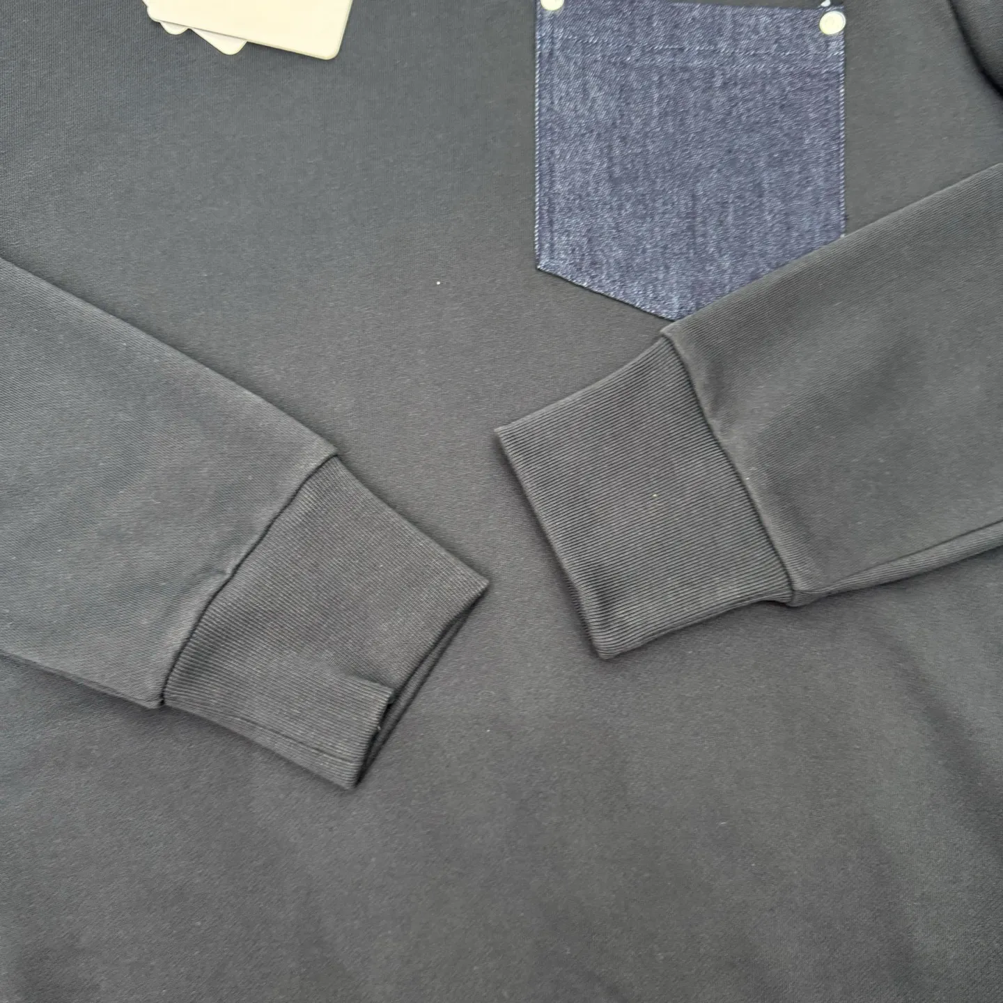 P340 Moncler Mouth Denim Pocket Sweatshirt SIZE S/M/L/X L Customized cotton velvet and cloud yarn water-brushed denim. Excellent texture, comfortable and close to the skin. The rich navy blue is the main color, showing an elegant gentleman style. The unique denim chest pocket on the chest adds a touch of uninhibited casualness with the unique roughness and retro of denim. The iconic Moncler embroidered logo is present on the sleeves, making it highly recognizable. A sense of high-end exuded from the inside out, finding a perfect balance between simplicity and sophistication. Process 1: Hidden seamless hemming. Cut the edges of the pocket into the required denim shape through precise laser cutting to ensure neat and precise edges. Then use one-piece molding technology to perfectly combine the denim material with the pocket to achieve a seamless connection. Process 2: Manual nailing. Use a servo motor-driven nailing device to accurately drive the bottom nails into the splicing of denim and sweater velvet. Precise positioning to keep the edges of the pockets flat. Process 3: The fabrics have been washed and have a better feel and texture. They are not easy to deform, shrink or fade, and maintain long-term beauty.