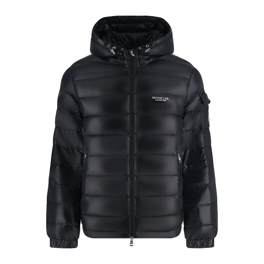 P1130 Moncler 1952 lightweight down jacket (black) is made of customized lightweight waterproof breathable 100% polyester fabric. Filled with RDS-certified 90% high-loft white duck down, the down filling volume is about 360G, and the fill power is as high as 800+ 5A standard warmth level! The logo is printed using high-temperature heat transfer technology with extremely high precision and perfect details. The entire set of excipients is independently developed, and every small detail is perfectly presented. Size:2-3-4-5-6
