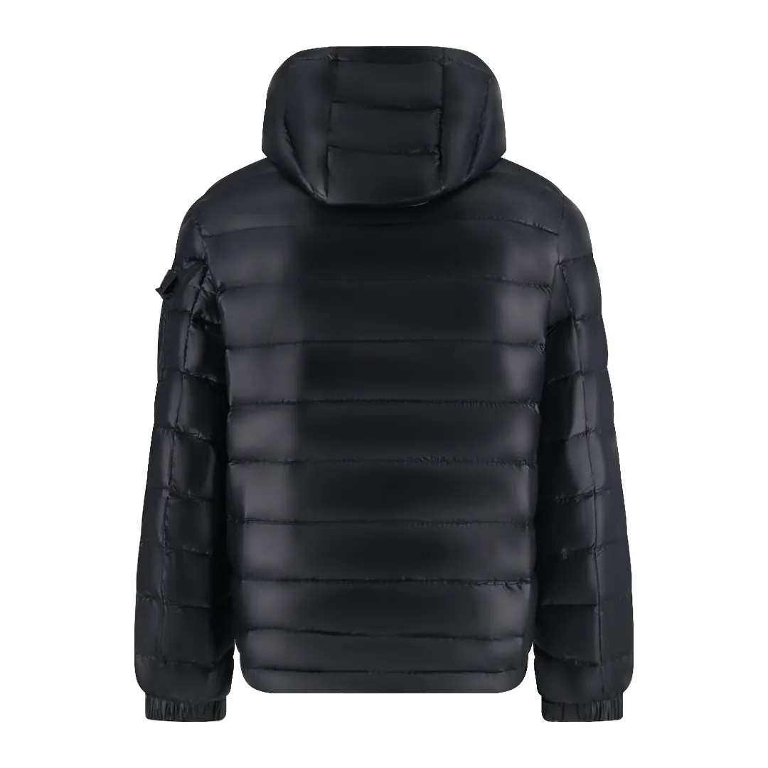 P1130 Moncler 1952 lightweight down jacket (black) is made of customized lightweight waterproof breathable 100% polyester fabric. Filled with RDS-certified 90% high-loft white duck down, the down filling volume is about 360G, and the fill power is as high as 800+ 5A standard warmth level! The logo is printed using high-temperature heat transfer technology with extremely high precision and perfect details. The entire set of excipients is independently developed, and every small detail is perfectly presented. Size:2-3-4-5-6