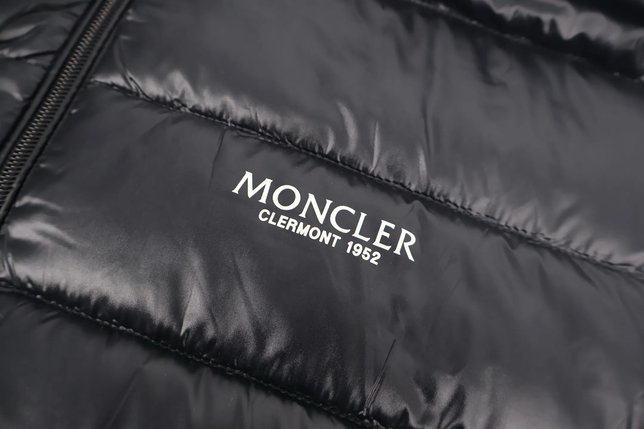 P1130 Moncler 1952 lightweight down jacket (black) is made of customized lightweight waterproof breathable 100% polyester fabric. Filled with RDS-certified 90% high-loft white duck down, the down filling volume is about 360G, and the fill power is as high as 800+ 5A standard warmth level! The logo is printed using high-temperature heat transfer technology with extremely high precision and perfect details. The entire set of excipients is independently developed, and every small detail is perfectly presented. Size:2-3-4-5-6