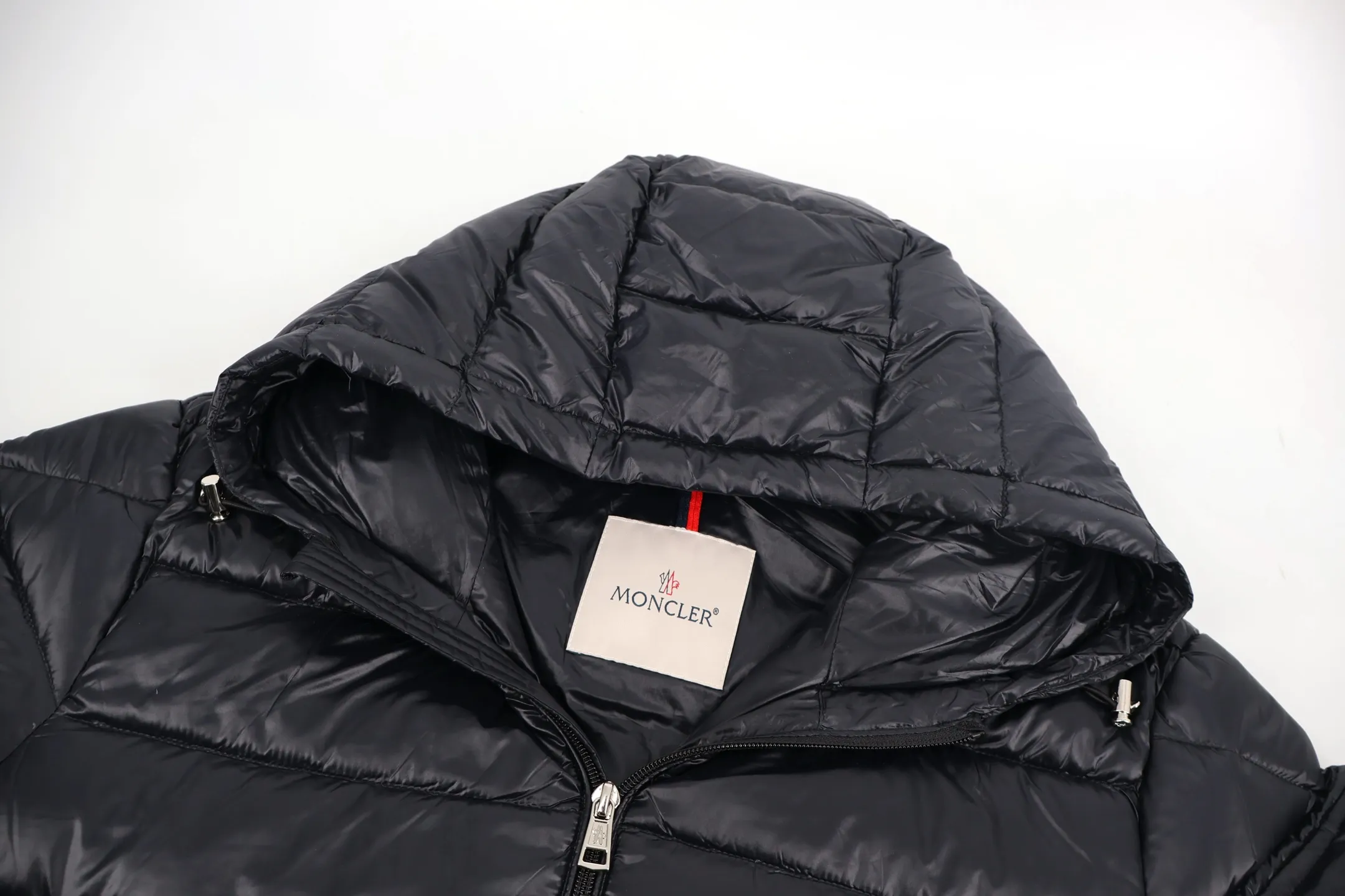 P1130 Moncler 1952 lightweight down jacket (black) is made of customized lightweight waterproof breathable 100% polyester fabric. Filled with RDS-certified 90% high-loft white duck down, the down filling volume is about 360G, and the fill power is as high as 800+ 5A standard warmth level! The logo is printed using high-temperature heat transfer technology with extremely high precision and perfect details. The entire set of excipients is independently developed, and every small detail is perfectly presented. Size:2-3-4-5-6
