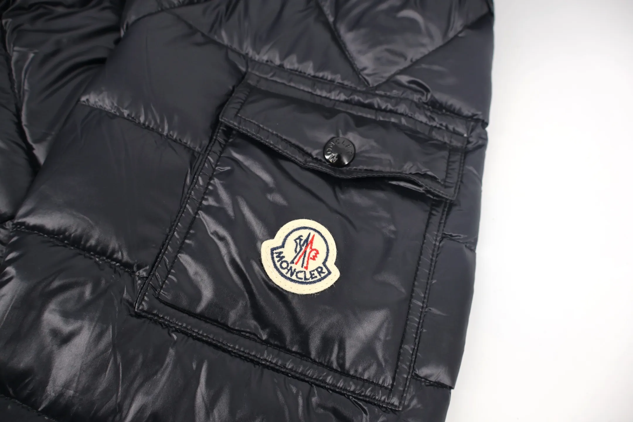 P1130 Moncler 1952 lightweight down jacket (black) is made of customized lightweight waterproof breathable 100% polyester fabric. Filled with RDS-certified 90% high-loft white duck down, the down filling volume is about 360G, and the fill power is as high as 800+ 5A standard warmth level! The logo is printed using high-temperature heat transfer technology with extremely high precision and perfect details. The entire set of excipients is independently developed, and every small detail is perfectly presented. Size:2-3-4-5-6