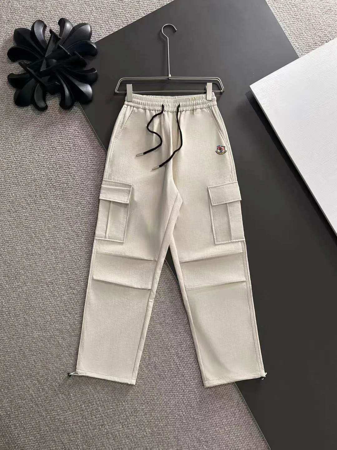 Next day shipment P360 MONCLER/Mongoose Exclusive first release of 25ss autumn and winter new high-quality trousers Compare real-life details at will A perfect choice for autumn and winter, a must-have item. Sizes: M to 3XL (please state your height and weight when placing an order)