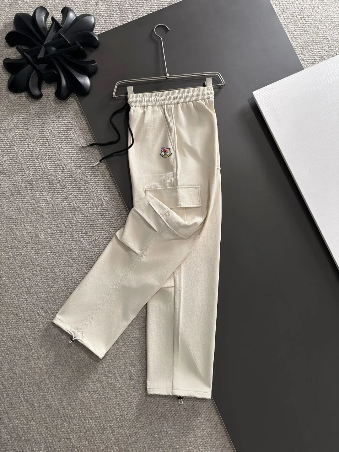 Next day shipment P360 MONCLER/Mongoose Exclusive first release of 25ss autumn and winter new high-quality trousers Compare real-life details at will A perfect choice for autumn and winter, a must-have item. Sizes: M to 3XL (please state your height and weight when placing an order)