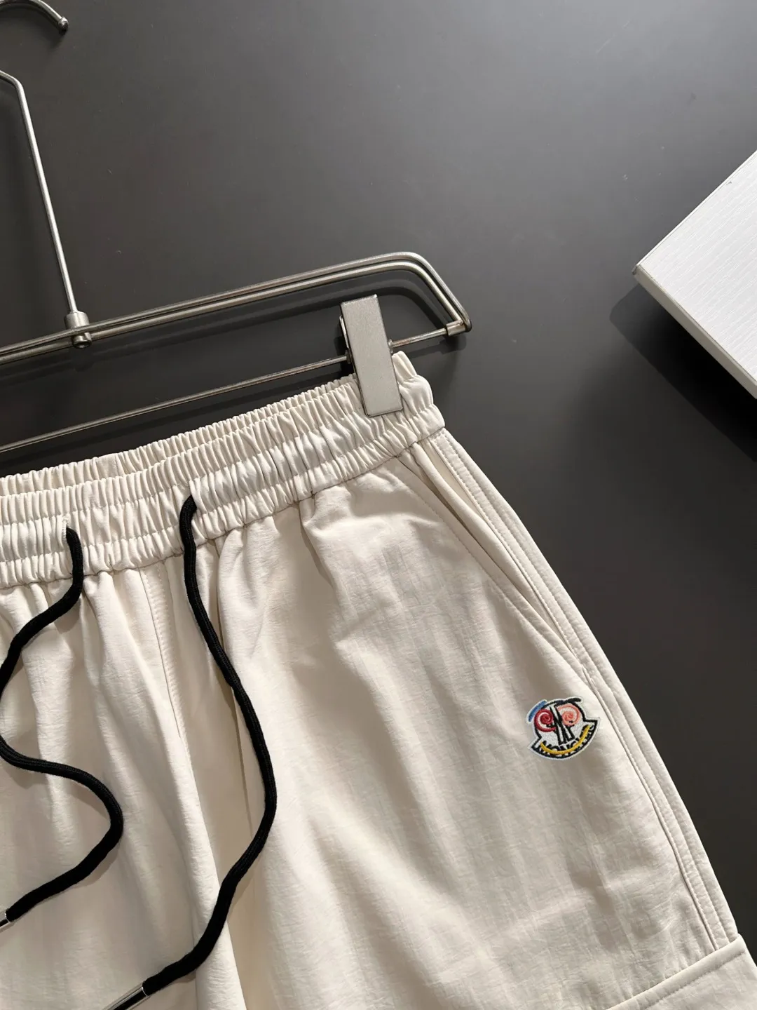 Next day shipment P360 MONCLER/Mongoose Exclusive first release of 25ss autumn and winter new high-quality trousers Compare real-life details at will A perfect choice for autumn and winter, a must-have item. Sizes: M to 3XL (please state your height and weight when placing an order)