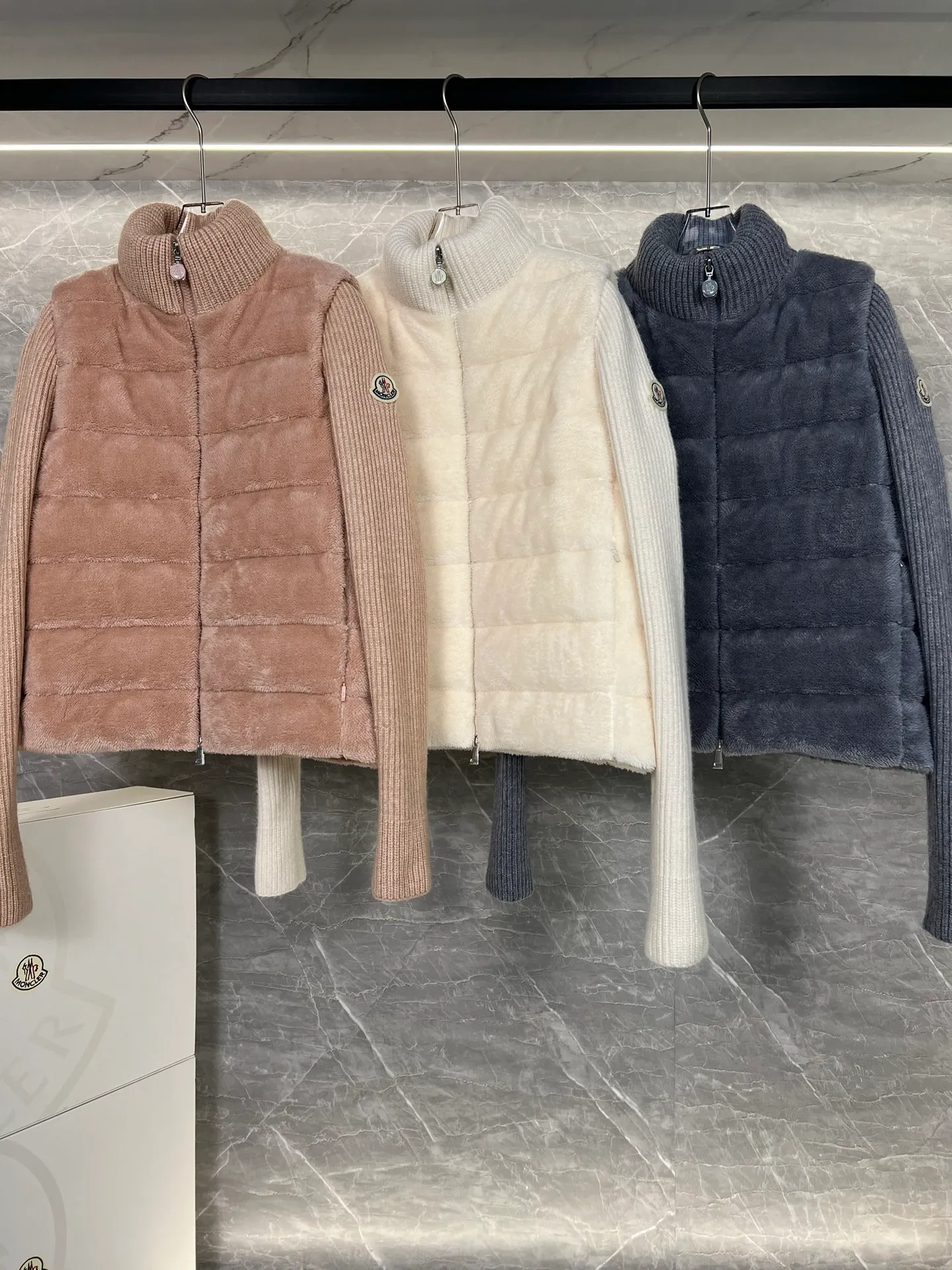 P620 Moncler 2025 early spring new cardigan, a medium-thick down jacket, the bottom of the fabric has been treated with anti-drilling velvet, it is not a currency on the market, feel free to wear it! The classic quilted design outlines a slim silhouette, and the stand-up collar details enhance the temperament, while being lightweight and warm. Wear it as a layer during spring or winter, and you can easily weather the changing weather in one piece. 100% wool content: not polyester on the market, three colors to choose from, any style you want - low-key black, pure white, high-end gray - three high-end colors, suitable for different occasions and styles. The short cut lengthens the proportion, and even a small person can wear it with long legs! The choice of duck down quality: carefully selected high-quality duck down filling, which has both fluffiness and warmth, is light and weightless. The details show the craftsmanship. Color: black, pink and gray. Size: S, M, L, (craftsmanship and quality! Worry-free and rest assured)