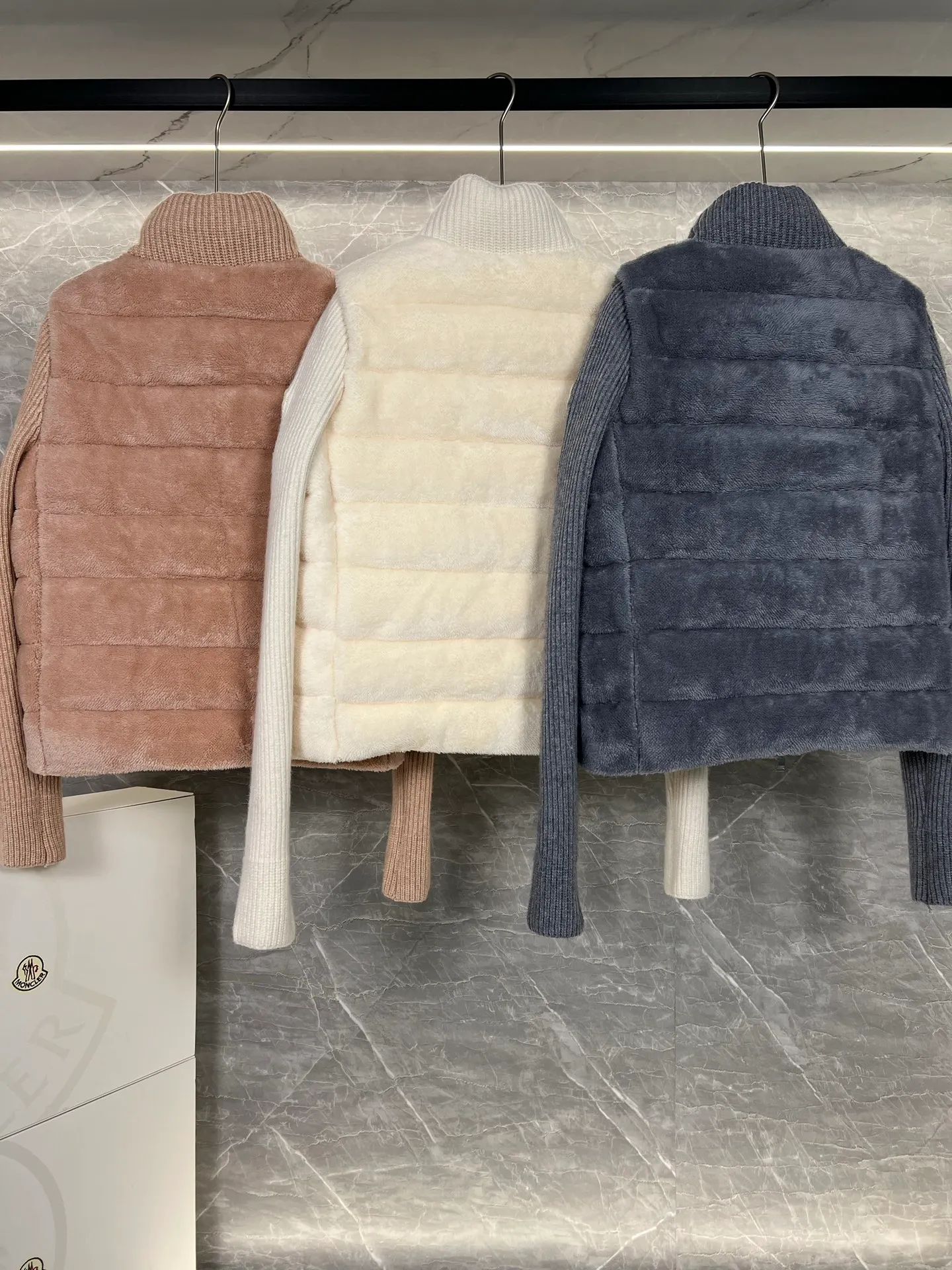P620 Moncler 2025 early spring new cardigan, a medium-thick down jacket, the bottom of the fabric has been treated with anti-drilling velvet, it is not a currency on the market, feel free to wear it! The classic quilted design outlines a slim silhouette, and the stand-up collar details enhance the temperament, while being lightweight and warm. Wear it as a layer during spring or winter, and you can easily weather the changing weather in one piece. 100% wool content: not polyester on the market, three colors to choose from, any style you want - low-key black, pure white, high-end gray - three high-end colors, suitable for different occasions and styles. The short cut lengthens the proportion, and even a small person can wear it with long legs! The choice of duck down quality: carefully selected high-quality duck down filling, which has both fluffiness and warmth, is light and weightless. The details show the craftsmanship. Color: black, pink and gray. Size: S, M, L, (craftsmanship and quality! Worry-free and rest assured)
