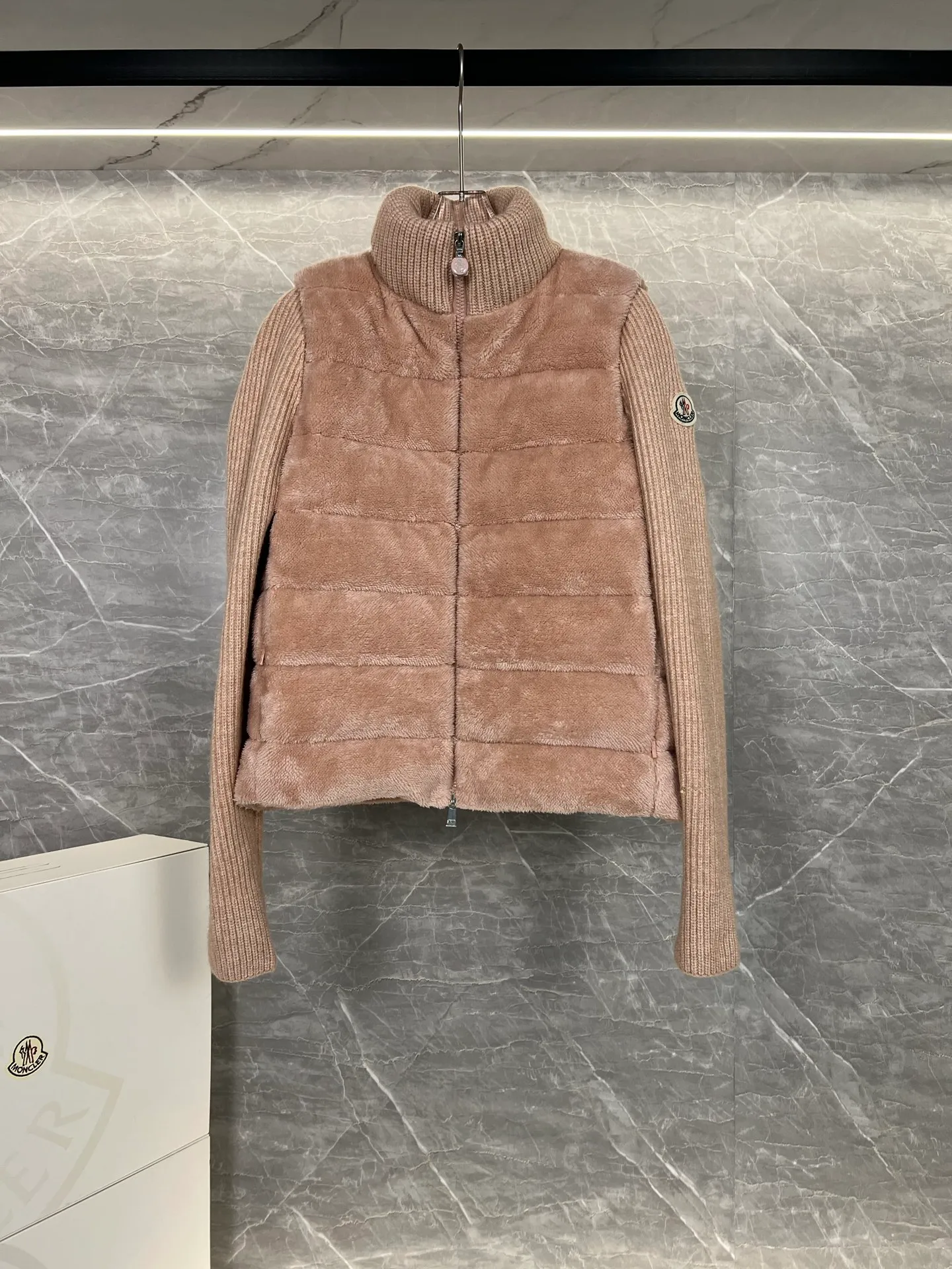 P620 Moncler 2025 early spring new cardigan, a medium-thick down jacket, the bottom of the fabric has been treated with anti-drilling velvet, it is not a currency on the market, feel free to wear it! The classic quilted design outlines a slim silhouette, and the stand-up collar details enhance the temperament, while being lightweight and warm. Wear it as a layer during spring or winter, and you can easily weather the changing weather in one piece. 100% wool content: not polyester on the market, three colors to choose from, any style you want - low-key black, pure white, high-end gray - three high-end colors, suitable for different occasions and styles. The short cut lengthens the proportion, and even a small person can wear it with long legs! The choice of duck down quality: carefully selected high-quality duck down filling, which has both fluffiness and warmth, is light and weightless. The details show the craftsmanship. Color: black, pink and gray. Size: S, M, L, (craftsmanship and quality! Worry-free and rest assured)