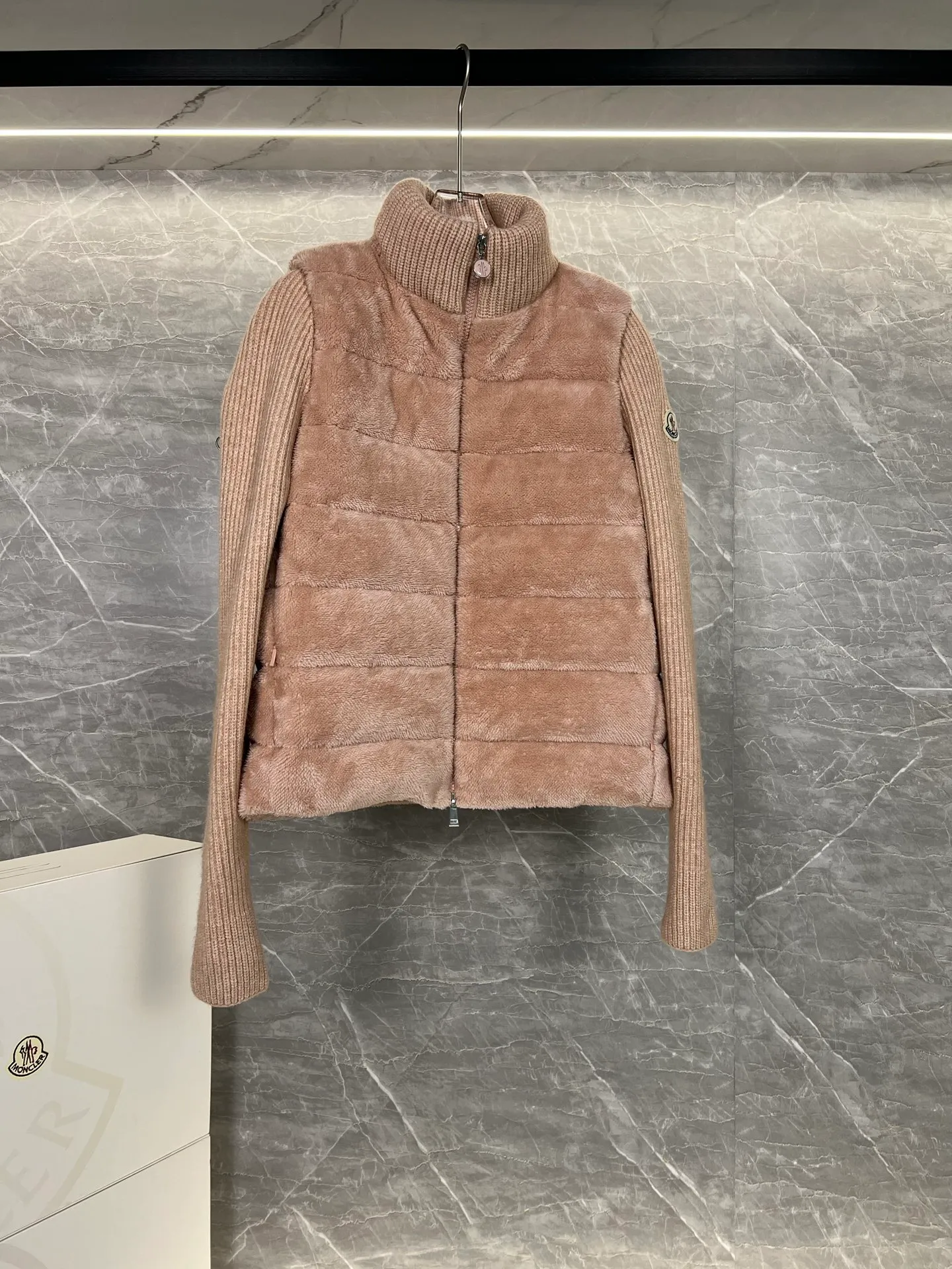 P620 Moncler 2025 early spring new cardigan, a medium-thick down jacket, the bottom of the fabric has been treated with anti-drilling velvet, it is not a currency on the market, feel free to wear it! The classic quilted design outlines a slim silhouette, and the stand-up collar details enhance the temperament, while being lightweight and warm. Wear it as a layer during spring or winter, and you can easily weather the changing weather in one piece. 100% wool content: not polyester on the market, three colors to choose from, any style you want - low-key black, pure white, high-end gray - three high-end colors, suitable for different occasions and styles. The short cut lengthens the proportion, and even a small person can wear it with long legs! The choice of duck down quality: carefully selected high-quality duck down filling, which has both fluffiness and warmth, is light and weightless. The details show the craftsmanship. Color: black, pink and gray. Size: S, M, L, (craftsmanship and quality! Worry-free and rest assured)