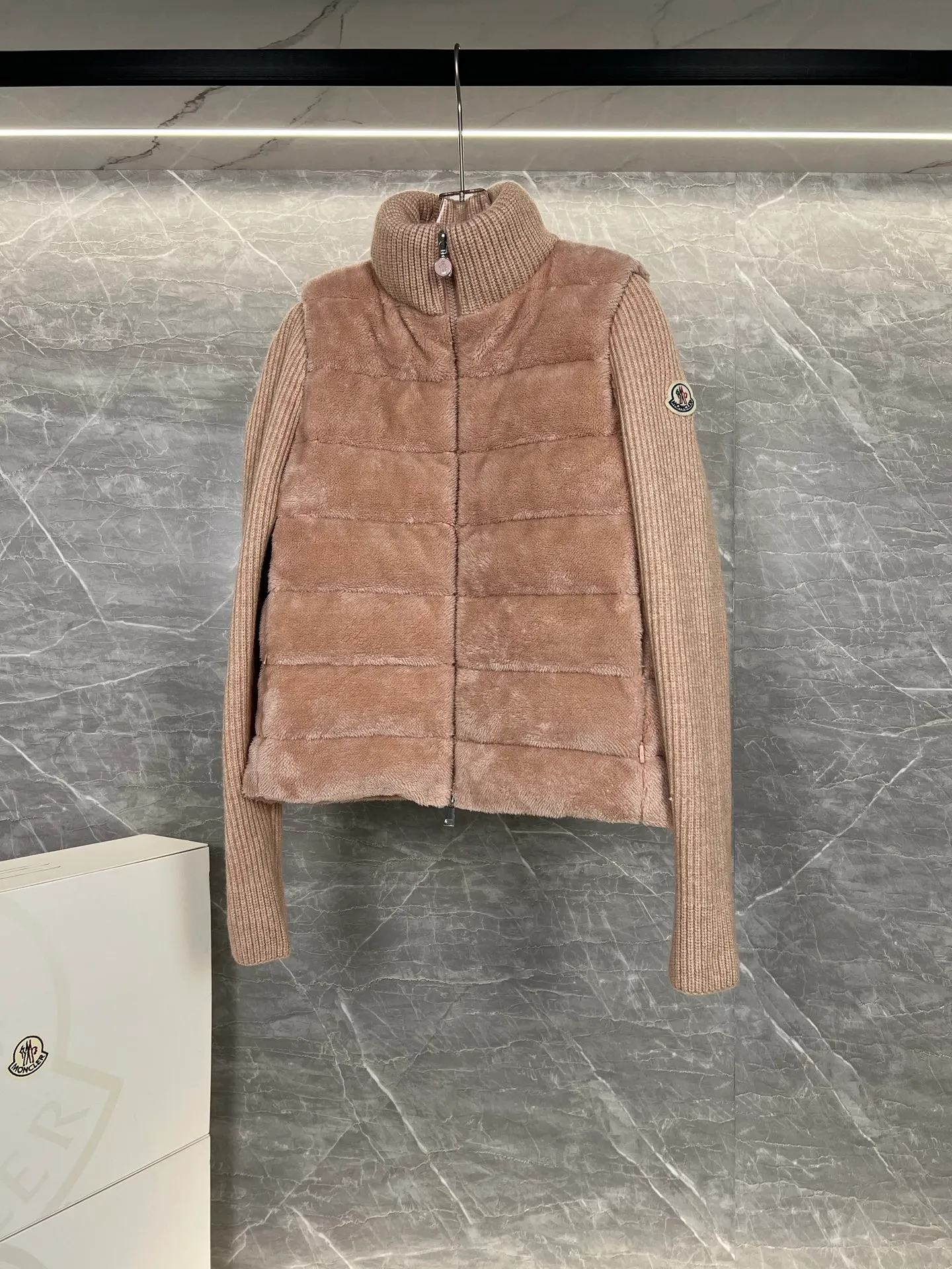 P620 Moncler 2025 early spring new cardigan, a medium-thick down jacket, the bottom of the fabric has been treated with anti-drilling velvet, it is not a currency on the market, feel free to wear it! The classic quilted design outlines a slim silhouette, and the stand-up collar details enhance the temperament, while being lightweight and warm. Wear it as a layer during spring or winter, and you can easily weather the changing weather in one piece. 100% wool content: not polyester on the market, three colors to choose from, any style you want - low-key black, pure white, high-end gray - three high-end colors, suitable for different occasions and styles. The short cut lengthens the proportion, and even a small person can wear it with long legs! The choice of duck down quality: carefully selected high-quality duck down filling, which has both fluffiness and warmth, is light and weightless. The details show the craftsmanship. Color: black, pink and gray. Size: S, M, L, (craftsmanship and quality! Worry-free and rest assured)