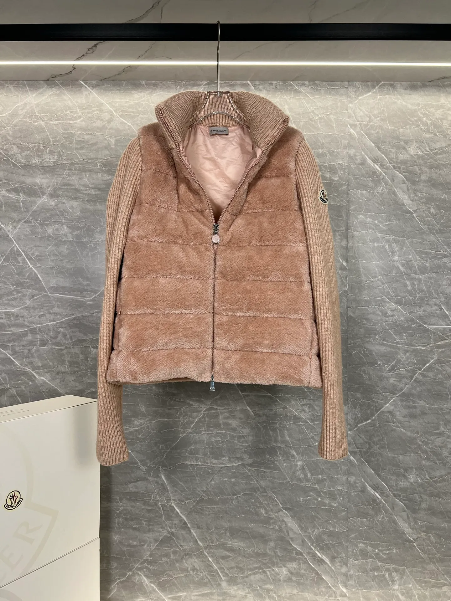 P620 Moncler 2025 early spring new cardigan, a medium-thick down jacket, the bottom of the fabric has been treated with anti-drilling velvet, it is not a currency on the market, feel free to wear it! The classic quilted design outlines a slim silhouette, and the stand-up collar details enhance the temperament, while being lightweight and warm. Wear it as a layer during spring or winter, and you can easily weather the changing weather in one piece. 100% wool content: not polyester on the market, three colors to choose from, any style you want - low-key black, pure white, high-end gray - three high-end colors, suitable for different occasions and styles. The short cut lengthens the proportion, and even a small person can wear it with long legs! The choice of duck down quality: carefully selected high-quality duck down filling, which has both fluffiness and warmth, is light and weightless. The details show the craftsmanship. Color: black, pink and gray. Size: S, M, L, (craftsmanship and quality! Worry-free and rest assured)