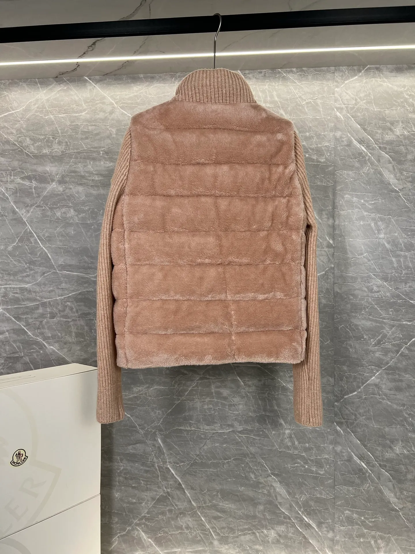 P620 Moncler 2025 early spring new cardigan, a medium-thick down jacket, the bottom of the fabric has been treated with anti-drilling velvet, it is not a currency on the market, feel free to wear it! The classic quilted design outlines a slim silhouette, and the stand-up collar details enhance the temperament, while being lightweight and warm. Wear it as a layer during spring or winter, and you can easily weather the changing weather in one piece. 100% wool content: not polyester on the market, three colors to choose from, any style you want - low-key black, pure white, high-end gray - three high-end colors, suitable for different occasions and styles. The short cut lengthens the proportion, and even a small person can wear it with long legs! The choice of duck down quality: carefully selected high-quality duck down filling, which has both fluffiness and warmth, is light and weightless. The details show the craftsmanship. Color: black, pink and gray. Size: S, M, L, (craftsmanship and quality! Worry-free and rest assured)