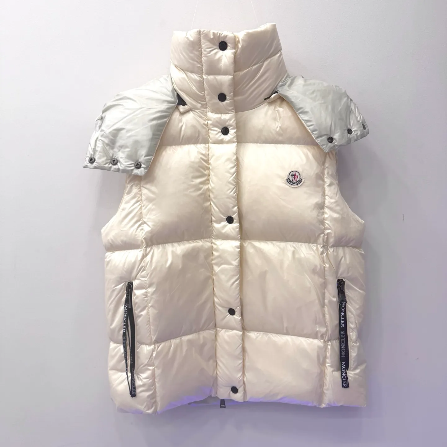 P700 [Luzule women's hooded down vest] The Luzule women's down vest is a classic design item that is suitable for all seasons. It uses unique Moncler aesthetics to interpret the style layer.     This women's down vest is made from nylon laqué fabric with mesh quilting to enhance warmth without feeling bulky. Classic and warm, perfect for changing seasons, the contrast lining adds a pop of color.  •Made of nylon laqué •Nylon laqué lining •Down filling •Removable hood •Zip and snap fastening •Zip fastening •Fabric: 100% nylon; •Lining: 100% nylon; •Hood lining: 100% nylon; •Filling: Goose down •Down content: 90%; excluding upholstery; •Size: 012 Maximum wash temperature 30°C - Wash extremely mild; Do not bleach; Do not tumble dry; Iron maximum temperature 110°C - without steam; Hydrocarbon dry cleaning - gentle wash; Professional wet cleaning - extremely gentle wash; Lay flat to dry in shade; Wash separately; Recommend washing and ironing inside out; Protect accessories while washing