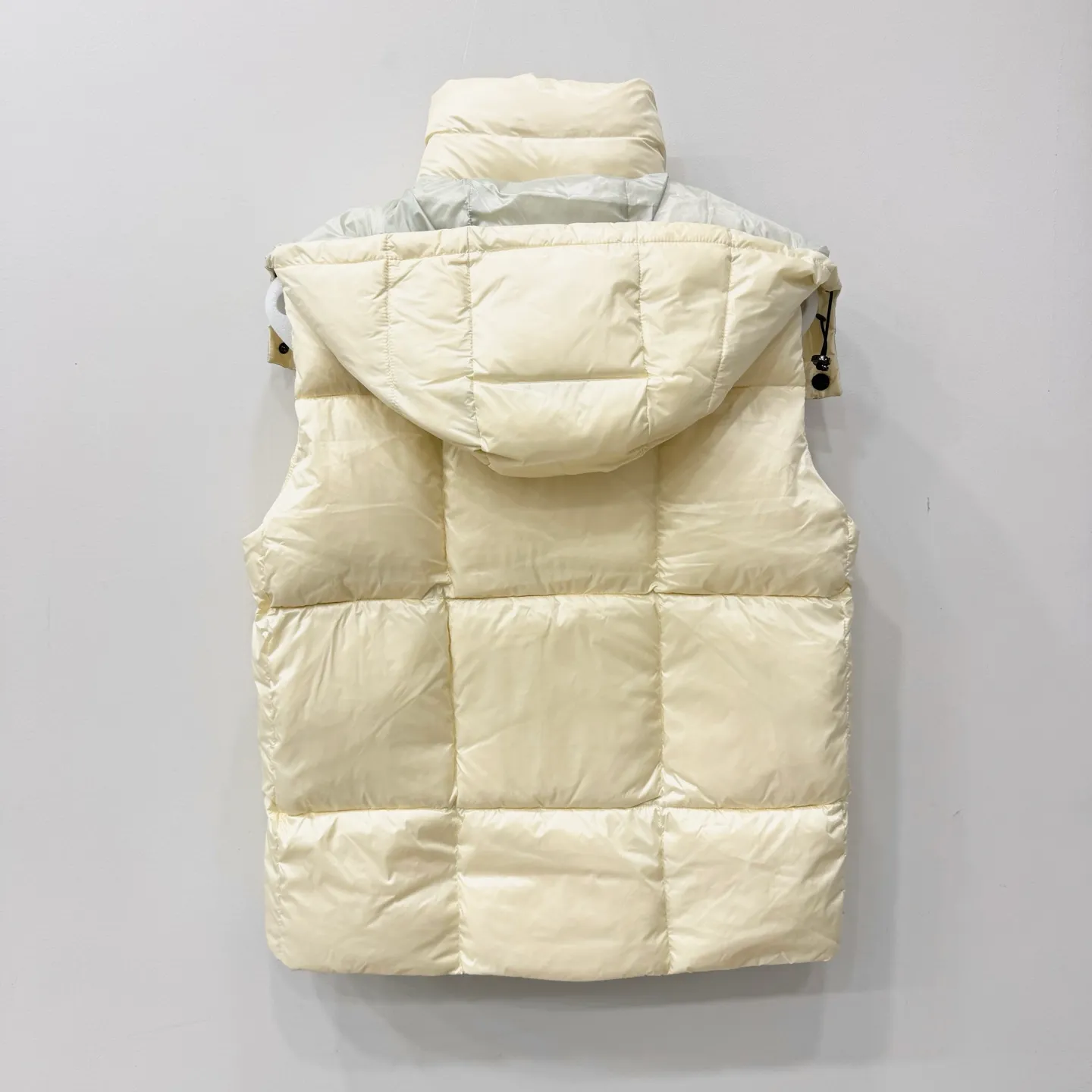 P700 [Luzule women's hooded down vest] The Luzule women's down vest is a classic design item that is suitable for all seasons. It uses unique Moncler aesthetics to interpret the style layer.     This women's down vest is made from nylon laqué fabric with mesh quilting to enhance warmth without feeling bulky. Classic and warm, perfect for changing seasons, the contrast lining adds a pop of color.  •Made of nylon laqué •Nylon laqué lining •Down filling •Removable hood •Zip and snap fastening •Zip fastening •Fabric: 100% nylon; •Lining: 100% nylon; •Hood lining: 100% nylon; •Filling: Goose down •Down content: 90%; excluding upholstery; •Size: 012 Maximum wash temperature 30°C - Wash extremely mild; Do not bleach; Do not tumble dry; Iron maximum temperature 110°C - without steam; Hydrocarbon dry cleaning - gentle wash; Professional wet cleaning - extremely gentle wash; Lay flat to dry in shade; Wash separately; Recommend washing and ironing inside out; Protect accessories while washing