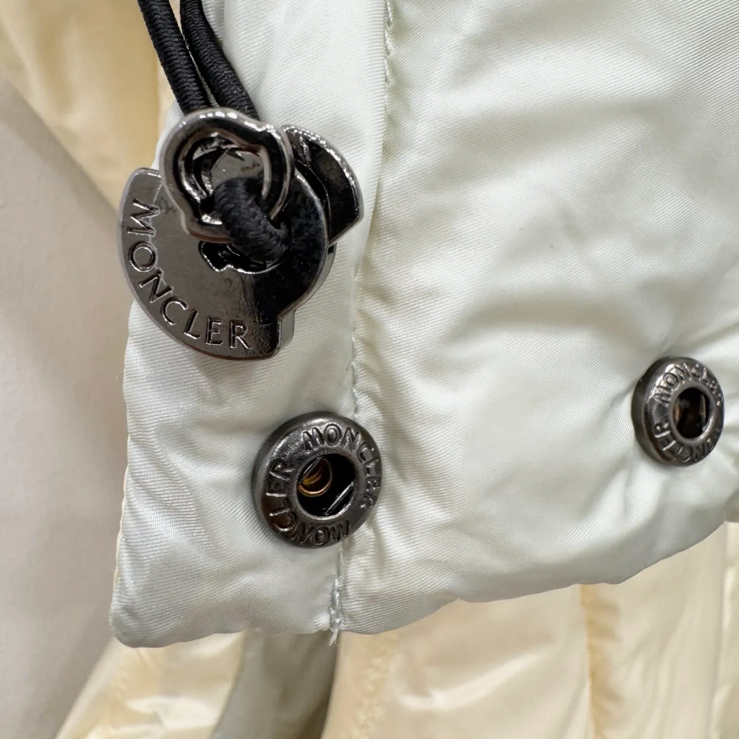 P700 [Luzule women's hooded down vest] The Luzule women's down vest is a classic design item that is suitable for all seasons. It uses unique Moncler aesthetics to interpret the style layer.     This women's down vest is made from nylon laqué fabric with mesh quilting to enhance warmth without feeling bulky. Classic and warm, perfect for changing seasons, the contrast lining adds a pop of color.  •Made of nylon laqué •Nylon laqué lining •Down filling •Removable hood •Zip and snap fastening •Zip fastening •Fabric: 100% nylon; •Lining: 100% nylon; •Hood lining: 100% nylon; •Filling: Goose down •Down content: 90%; excluding upholstery; •Size: 012 Maximum wash temperature 30°C - Wash extremely mild; Do not bleach; Do not tumble dry; Iron maximum temperature 110°C - without steam; Hydrocarbon dry cleaning - gentle wash; Professional wet cleaning - extremely gentle wash; Lay flat to dry in shade; Wash separately; Recommend washing and ironing inside out; Protect accessories while washing