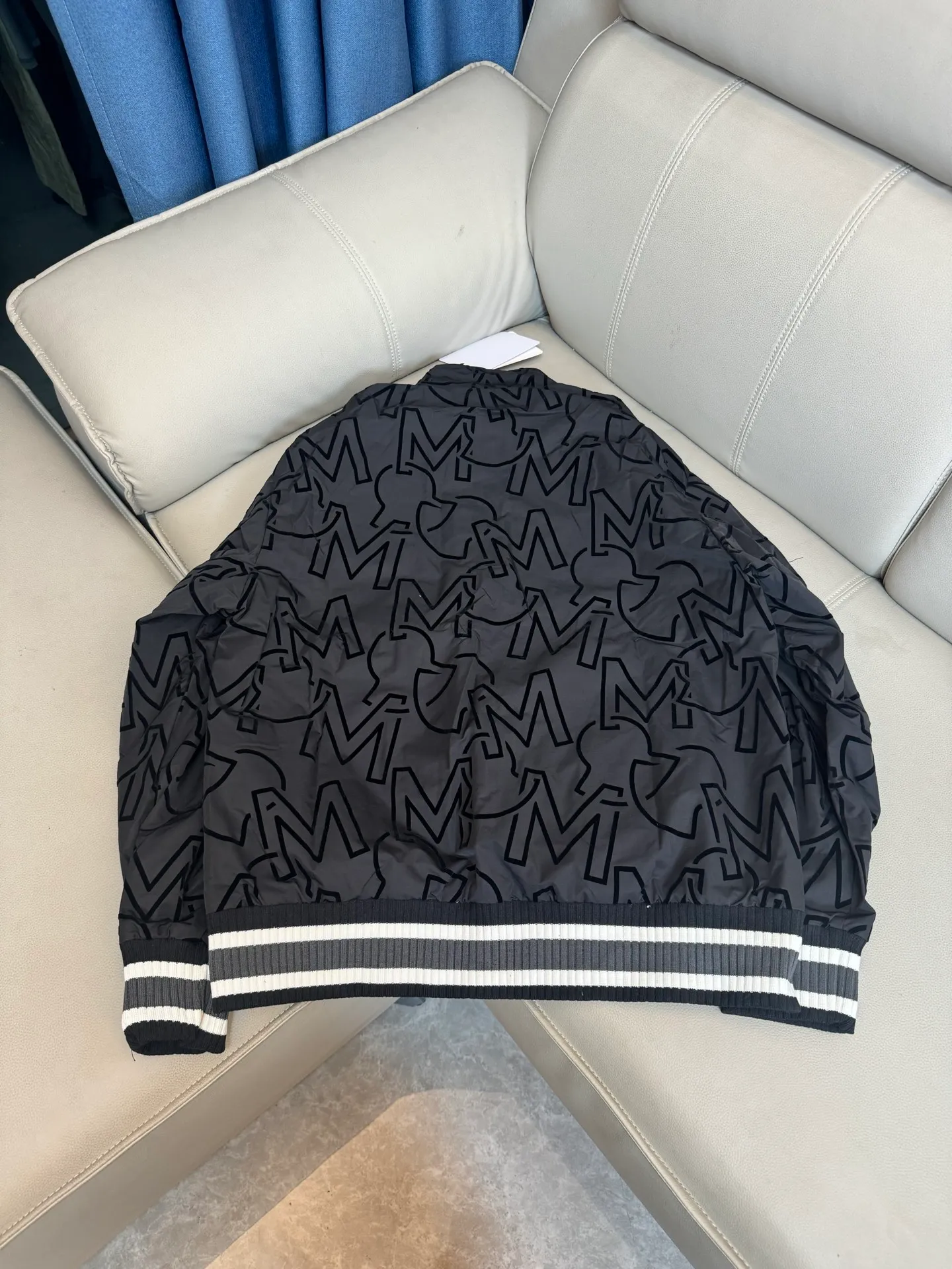P270 MONCLER 2024 spring and autumn new flocked jacket. It is equipped with heavy-duty high-end three-dimensional thick version flocking LOGO printing technology. The design is unique and the workmanship is meticulous and perfect for high-end customization. Fabric: Made of 460g thickened cotton, 21S surface and 10S bottom 10S jacket custom fabric. The rib is 26/2 1*1 stretch rib. The fabric is dyed in the same vat. It feels very comfortable and the pattern design is avant-garde and fashionable! The double waistcoat method is adopted, the upper body is stylish, the upper body has a three-dimensional shape, the level of exquisite stitching, fine workmanship, and very texture! The same style as the Internet celebrity star ✔The same style as the official website: collar label, hang tag, wash mark, exclusive packaging bag, complete with three labels ➡Size: M L XL XXL ➡Color: black