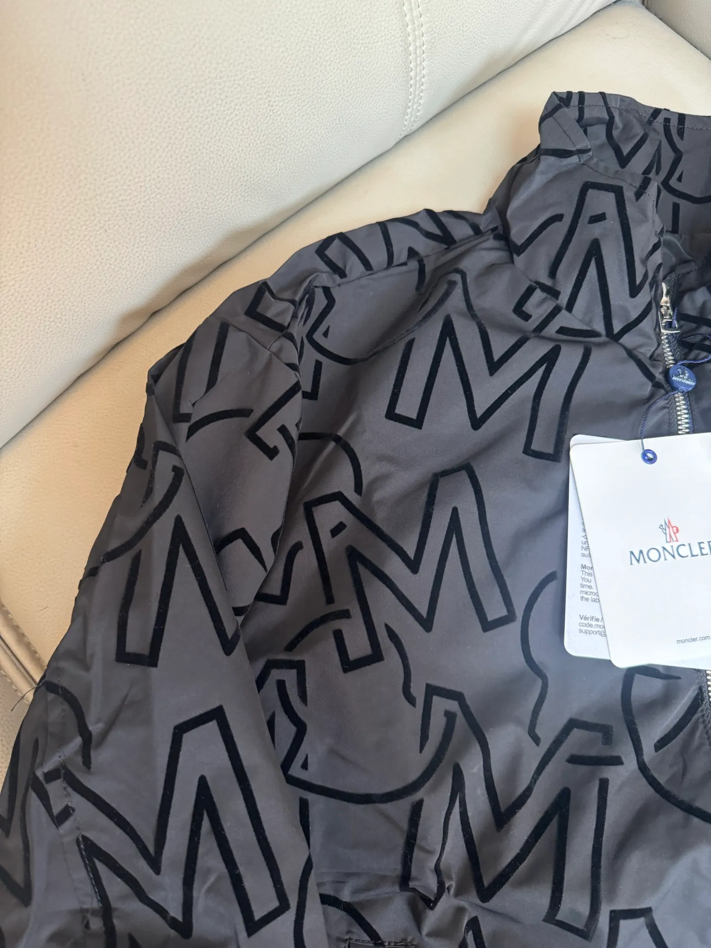 P270 MONCLER 2024 spring and autumn new flocked jacket. It is equipped with heavy-duty high-end three-dimensional thick version flocking LOGO printing technology. The design is unique and the workmanship is meticulous and perfect for high-end customization. Fabric: Made of 460g thickened cotton, 21S surface and 10S bottom 10S jacket custom fabric. The rib is 26/2 1*1 stretch rib. The fabric is dyed in the same vat. It feels very comfortable and the pattern design is avant-garde and fashionable! The double waistcoat method is adopted, the upper body is stylish, the upper body has a three-dimensional shape, the level of exquisite stitching, fine workmanship, and very texture! The same style as the Internet celebrity star ✔The same style as the official website: collar label, hang tag, wash mark, exclusive packaging bag, complete with three labels ➡Size: M L XL XXL ➡Color: black
